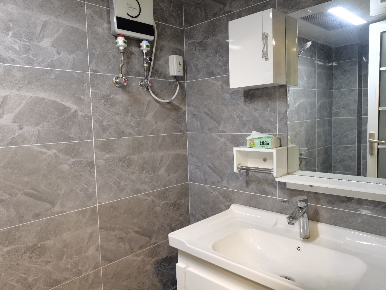 弘坤云寓  1室1厅1卫    2300.0元/月室内图