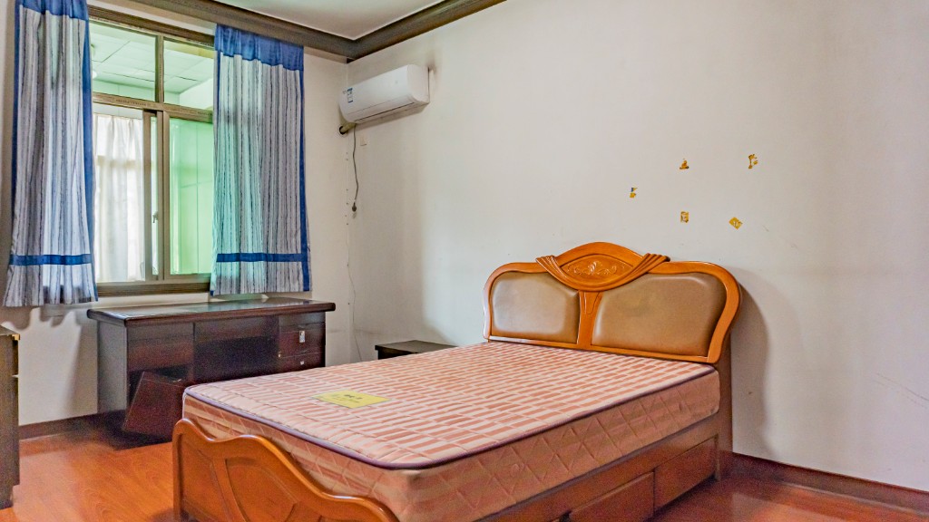 制革小区 3室2厅2卫 32.80万 制革小区 3室2厅2卫 32.80万客厅