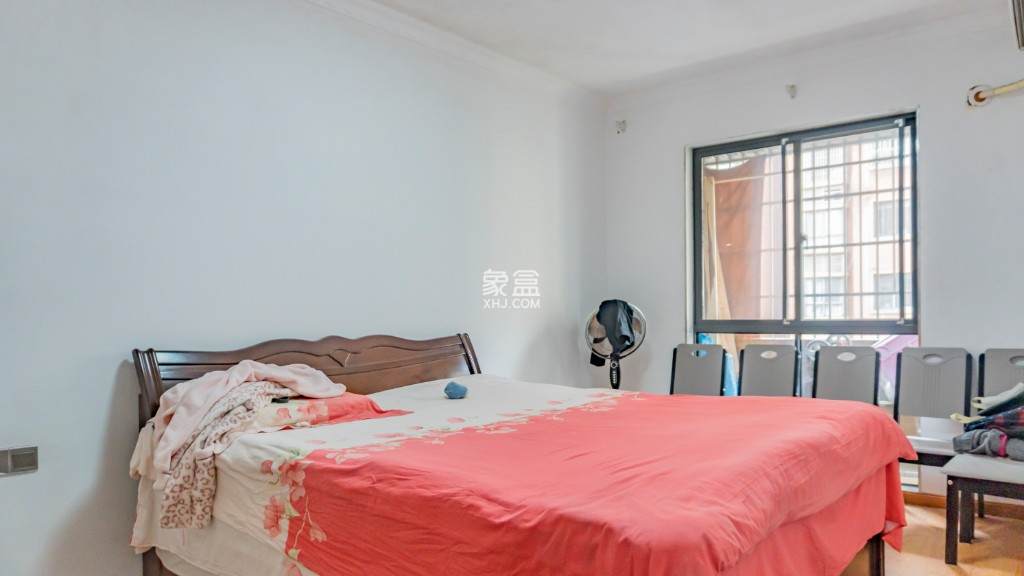 滨江花园 3室2厅2卫 69.00万 滨江花园 3室2厅2卫 69.00万客厅