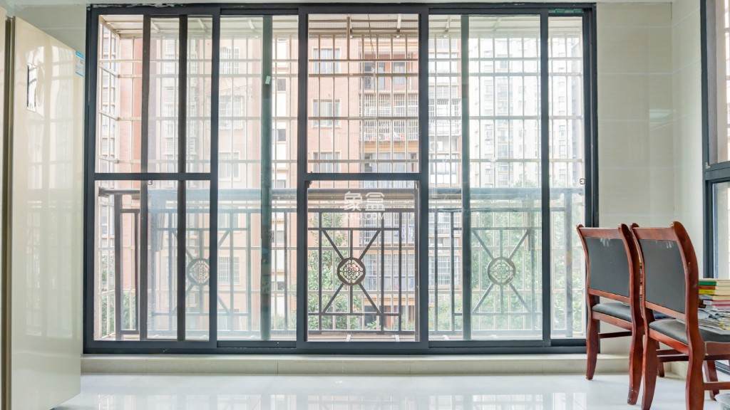 滨江花园 3室2厅2卫 69.00万 滨江花园 3室2厅2卫 69.00万客厅