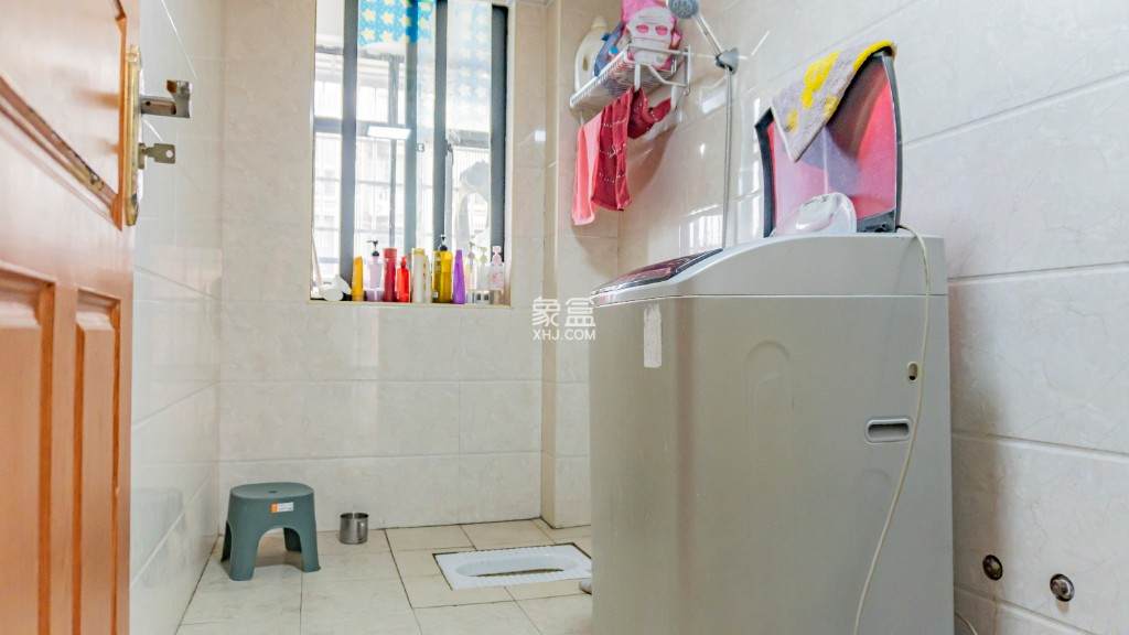 滨江花园 3室2厅2卫 69.00万 滨江花园 3室2厅2卫 69.00万客厅