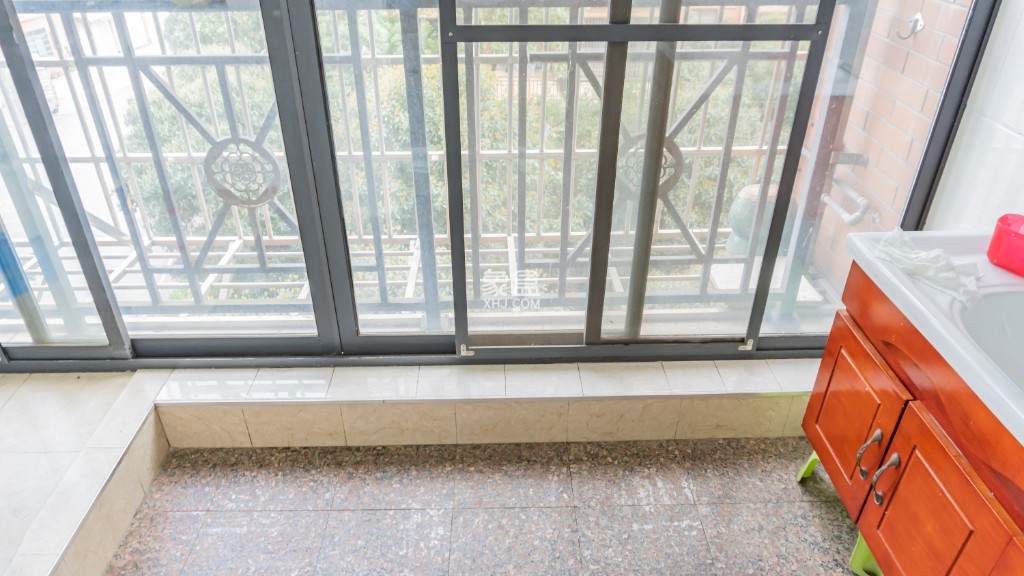 滨江花园 3室2厅2卫 69.00万 滨江花园 3室2厅2卫 69.00万客厅