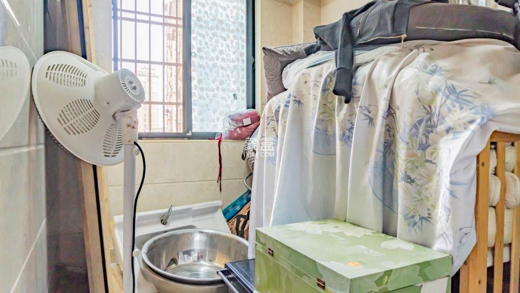 滨江花园 3室2厅2卫 69.00万 滨江花园 3室2厅2卫 69.00万客厅