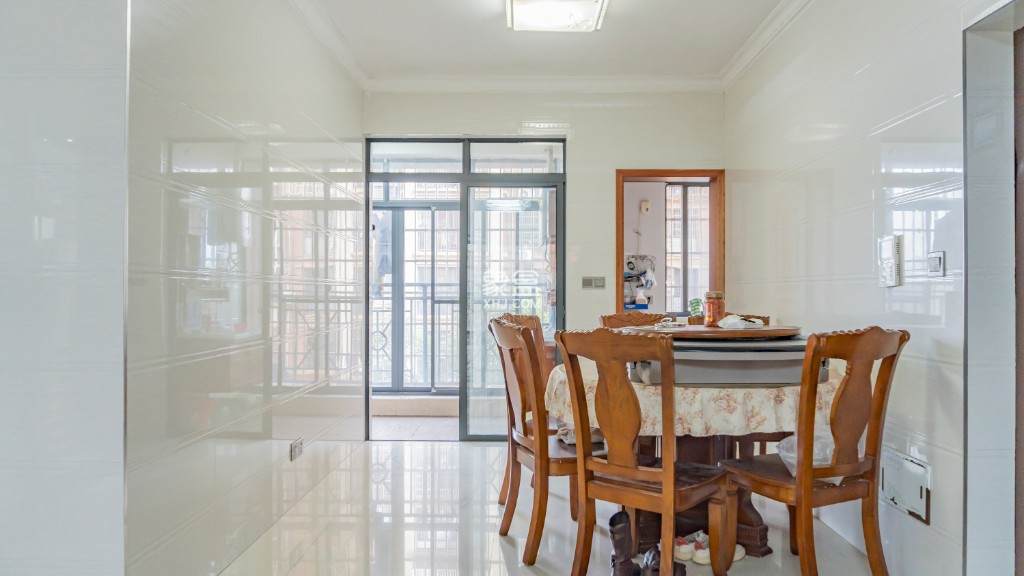 滨江花园 3室2厅2卫 69.00万 滨江花园 3室2厅2卫 69.00万客厅