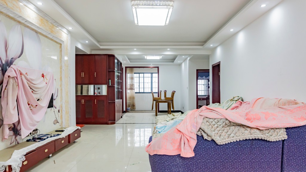 上城世家 3室2厅2卫 92.00万 上城世家 3室2厅2卫 92.00万客厅