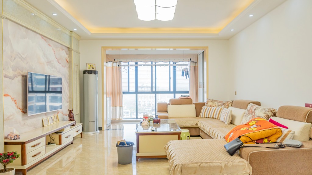 大汉资江城 4室2厅2卫 86.80万 大汉资江城 4室2厅2卫 86.80万客厅