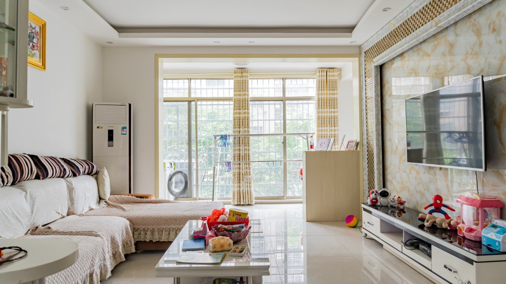 幸福里 4室2厅2卫 65.80万 幸福里 4室2厅2卫 65.80万客厅