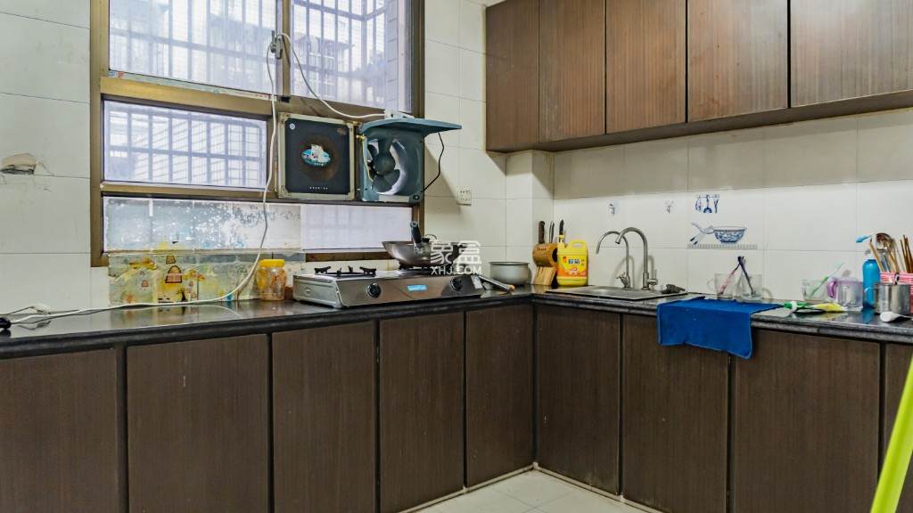 环保路社区  4室2厅3卫   58.00万 环保路社区  4室2厅3卫   58.00万客厅