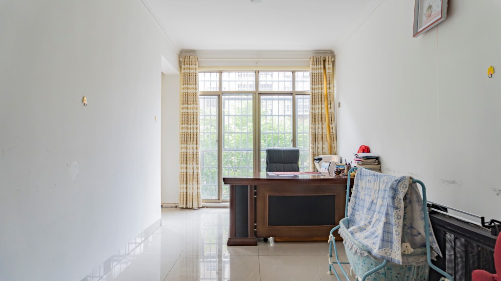 幸福里 4室2厅2卫 65.80万 幸福里 4室2厅2卫 65.80万客厅