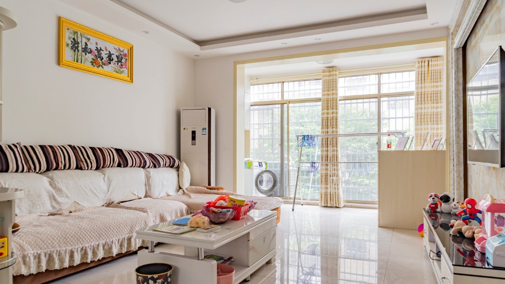 幸福里 4室2厅2卫 65.80万 幸福里 4室2厅2卫 65.80万客厅