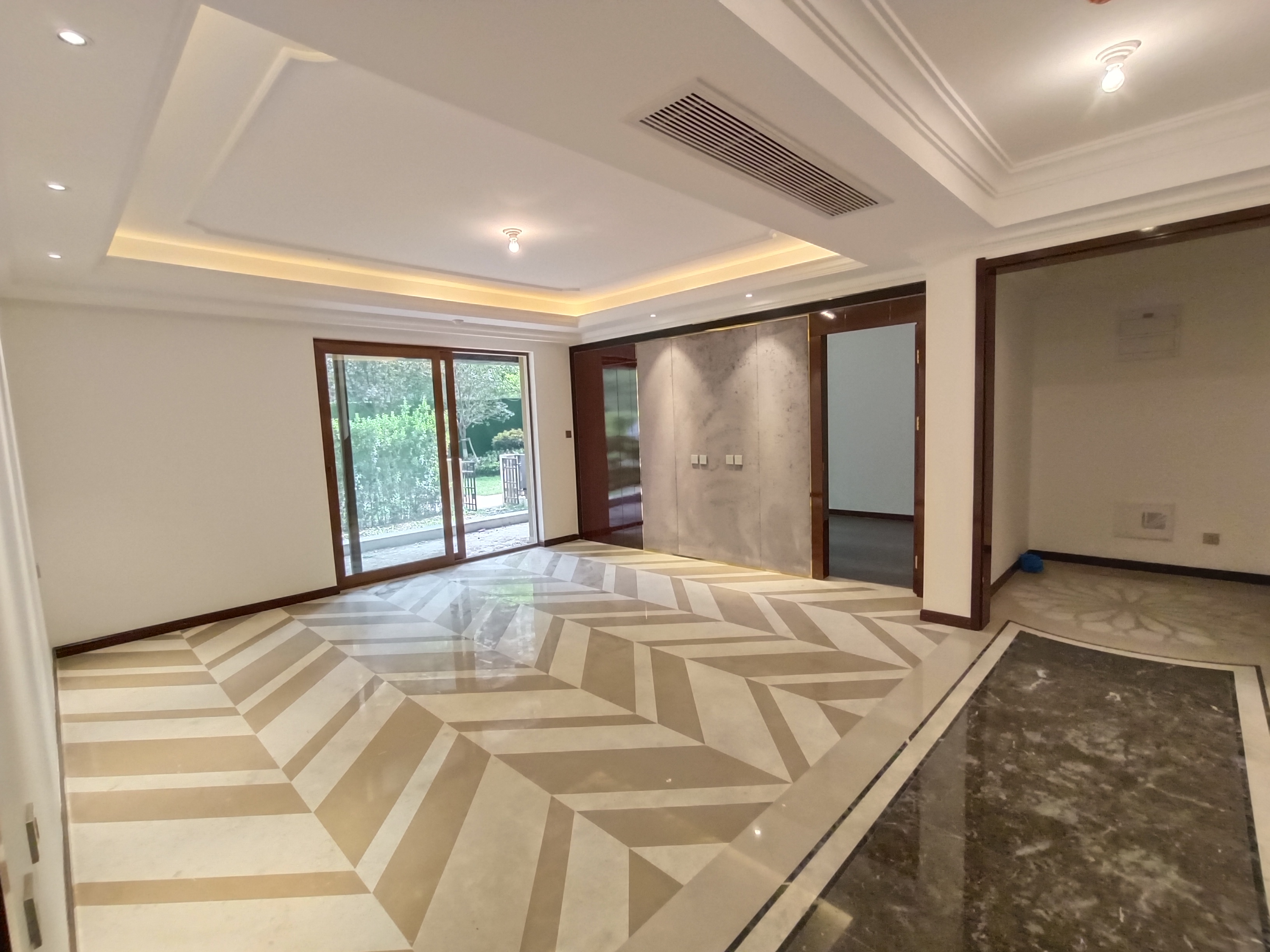 中铁建万科翡翠  4室2厅2卫   650.00万客厅