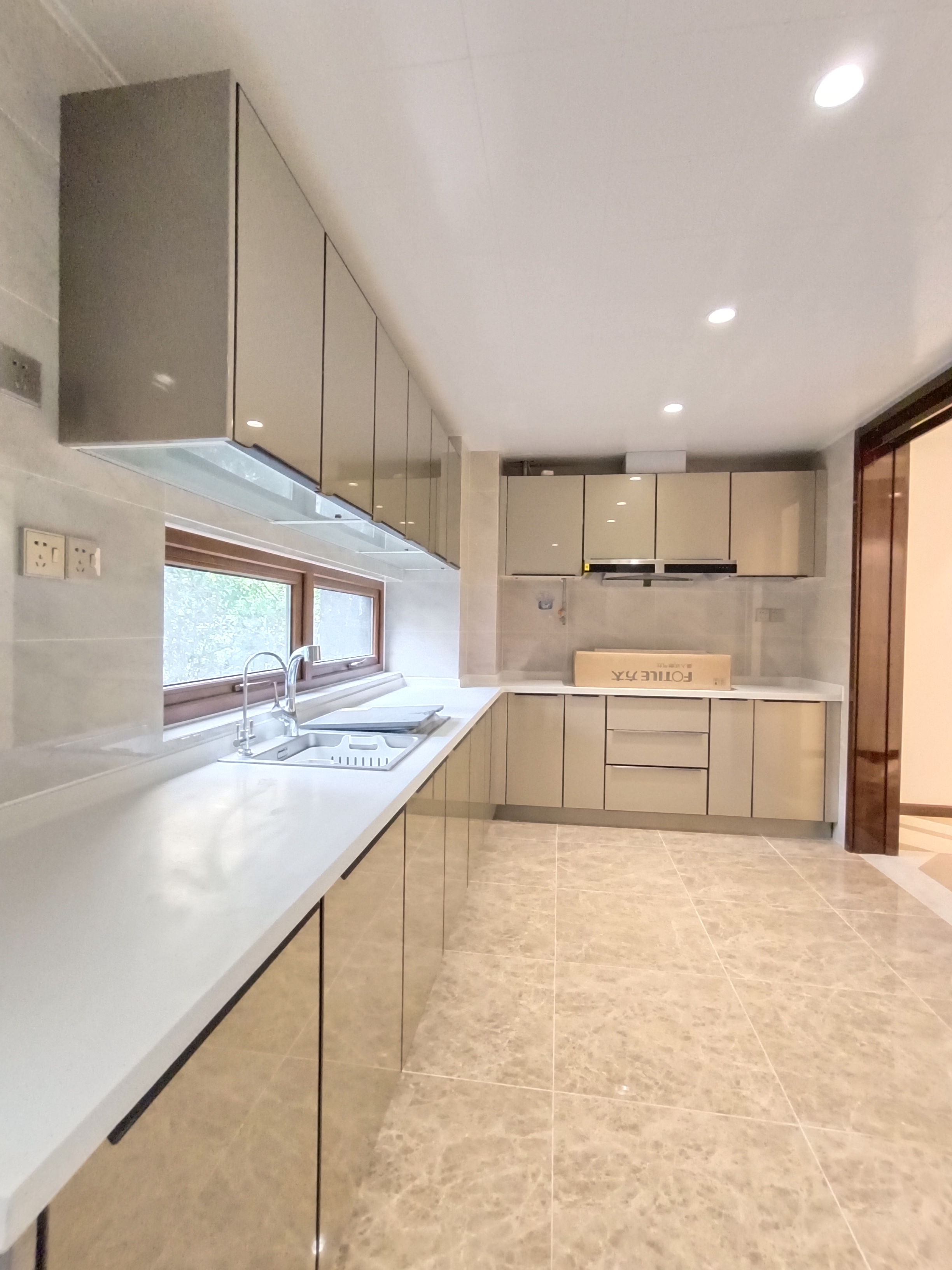 中铁建万科翡翠  4室2厅2卫   650.00万厨房