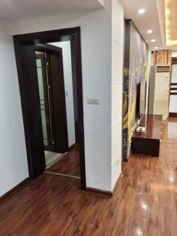 阳关小区  4室2厅2卫   3500.00元/月室内图