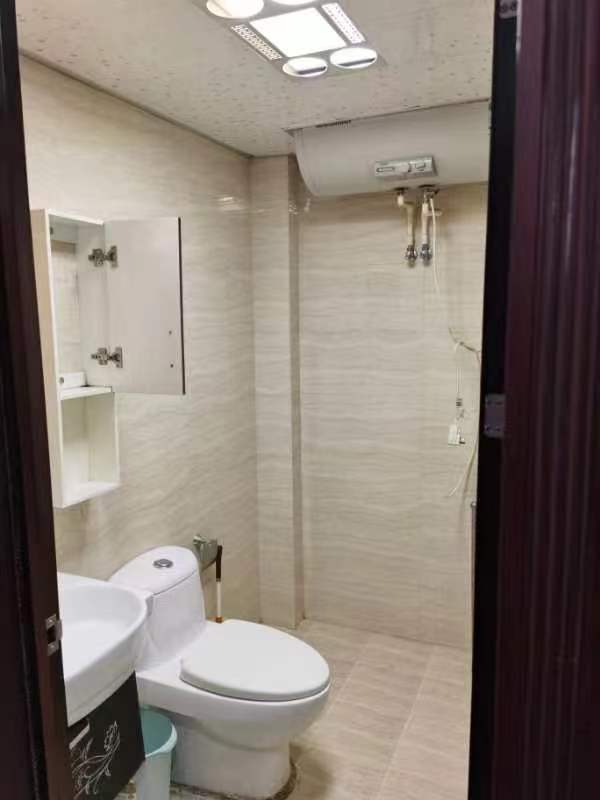 阳关小区  4室2厅2卫   3500.00元/月室内图