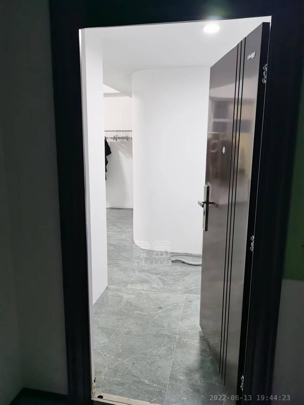 朗廷览江  1室1厅1卫   1700.00元/月室内图1