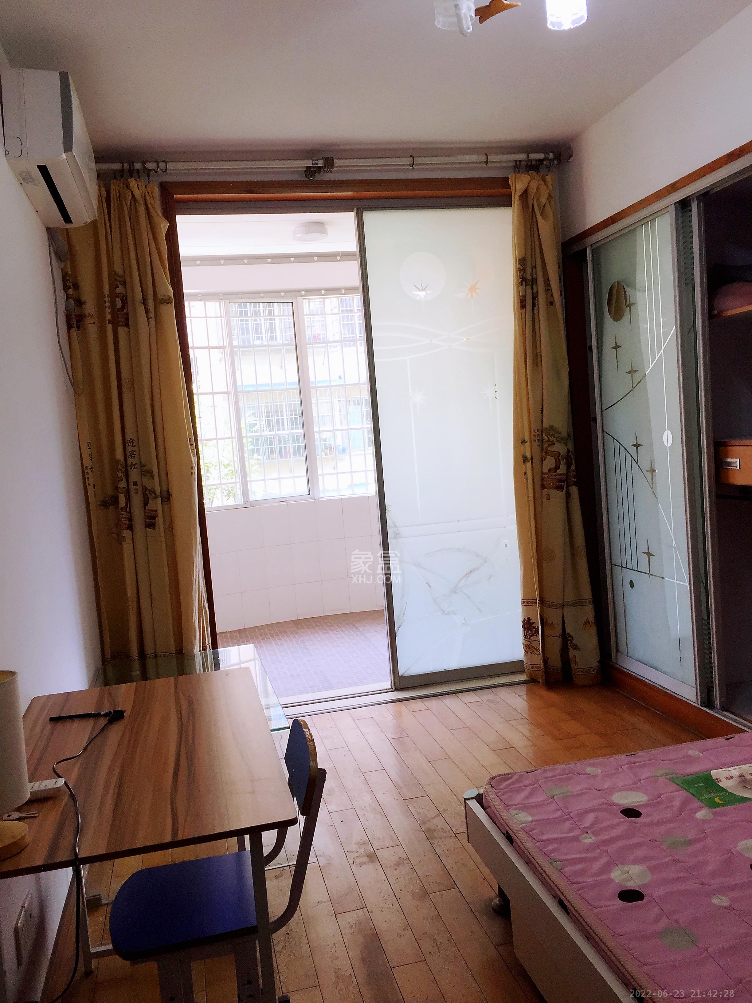 景湾小区(井湾小区) 4室1厅1卫 2100.0元/月 景湾小区(井湾小区) 4室1厅1卫 2100.0元/月室内图