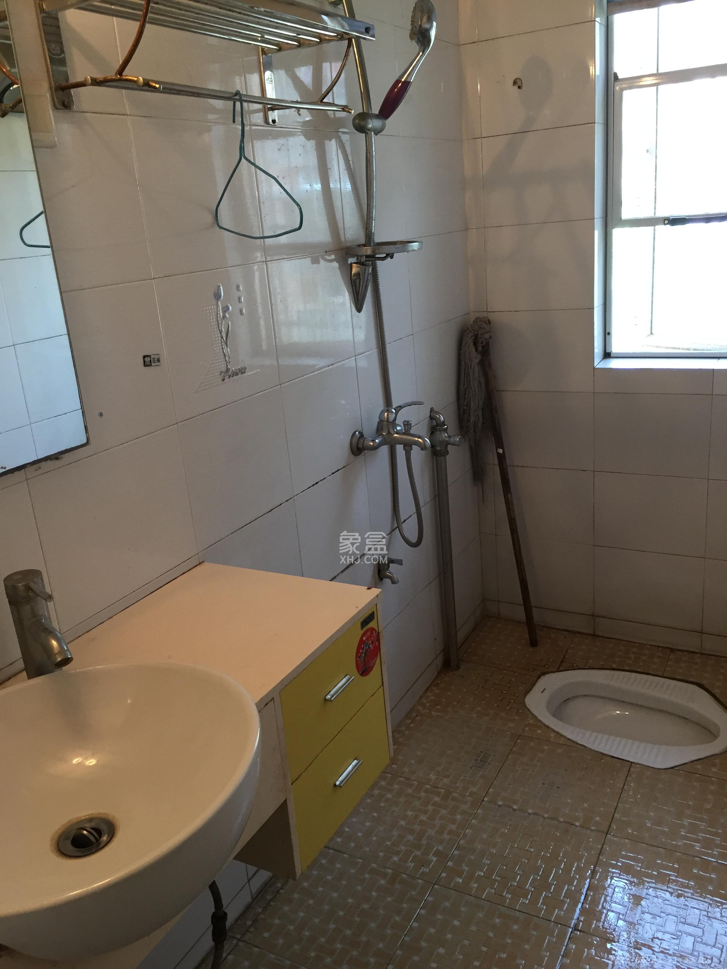 景湾小区(井湾小区) 4室1厅1卫 2100.0元/月 景湾小区(井湾小区) 4室1厅1卫 2100.0元/月室内图