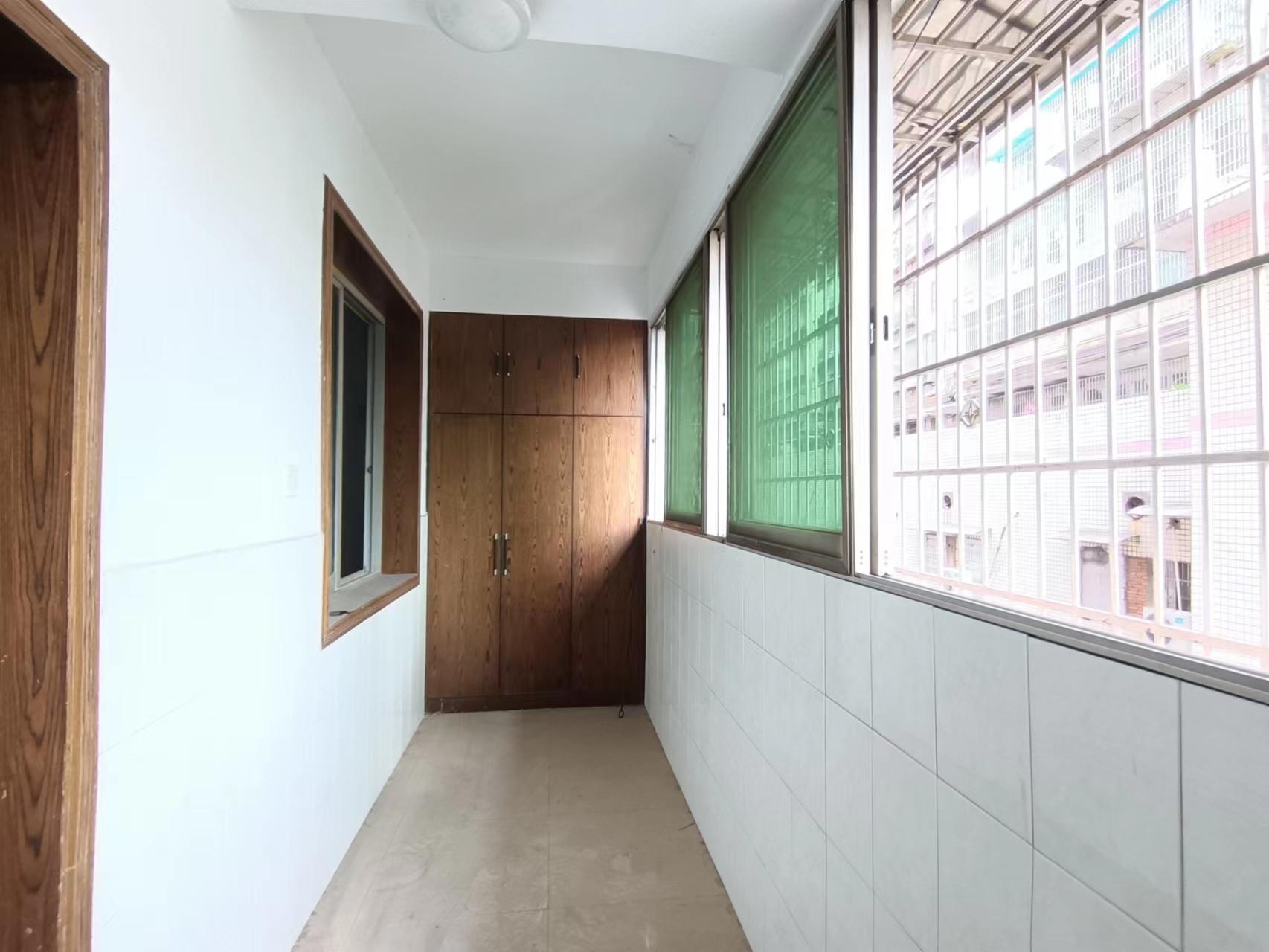 立新二社区  4室2厅1卫   52.00万室内图