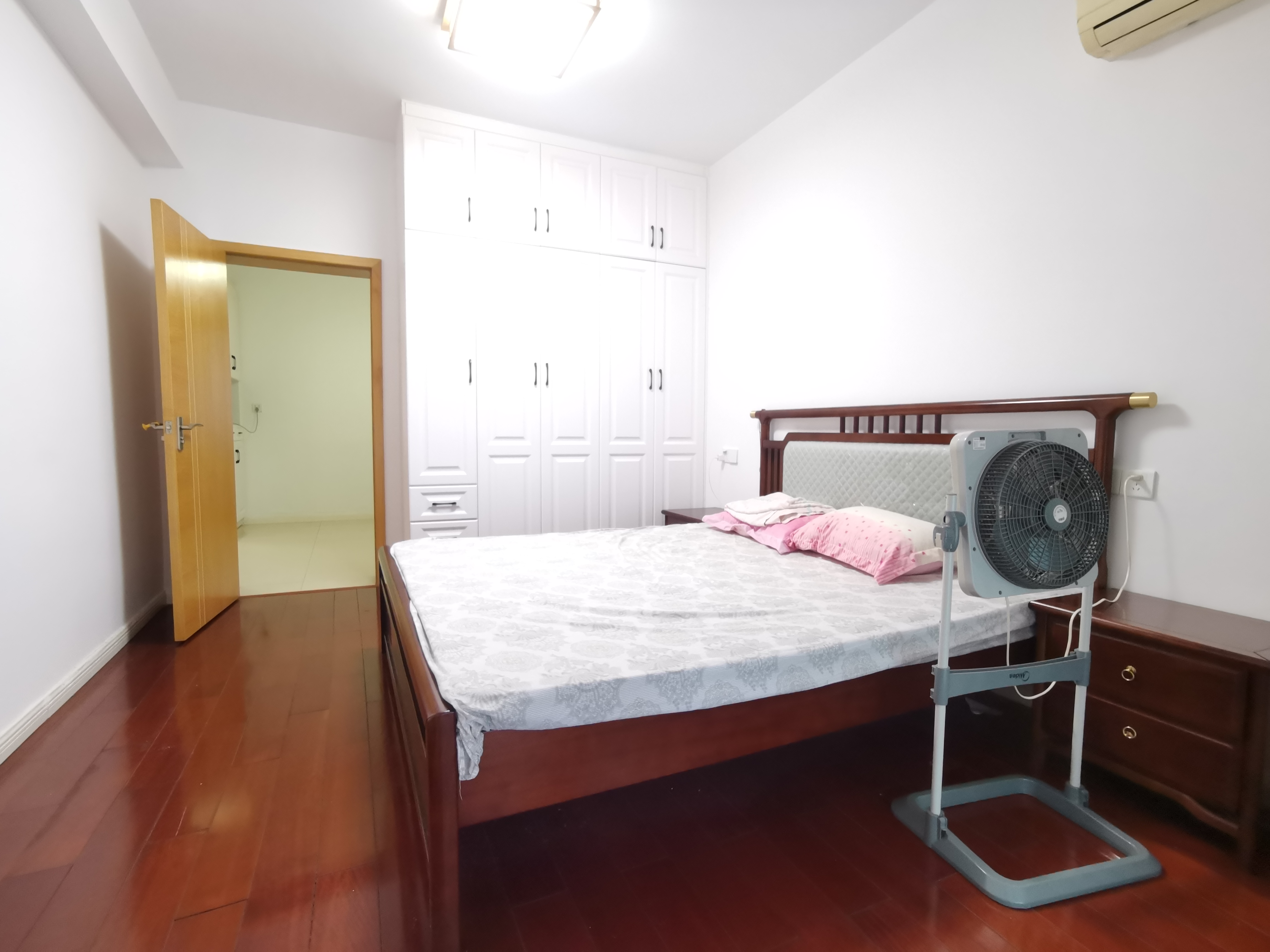 金侨中央花园 2室2厅1卫 49.8万 金侨中央花园 2室2厅1卫 49.8万客厅