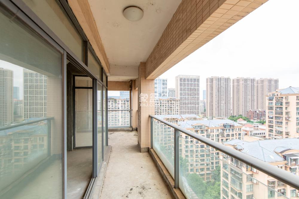 中城丽景香山园  4室2厅1卫   280.00万客厅