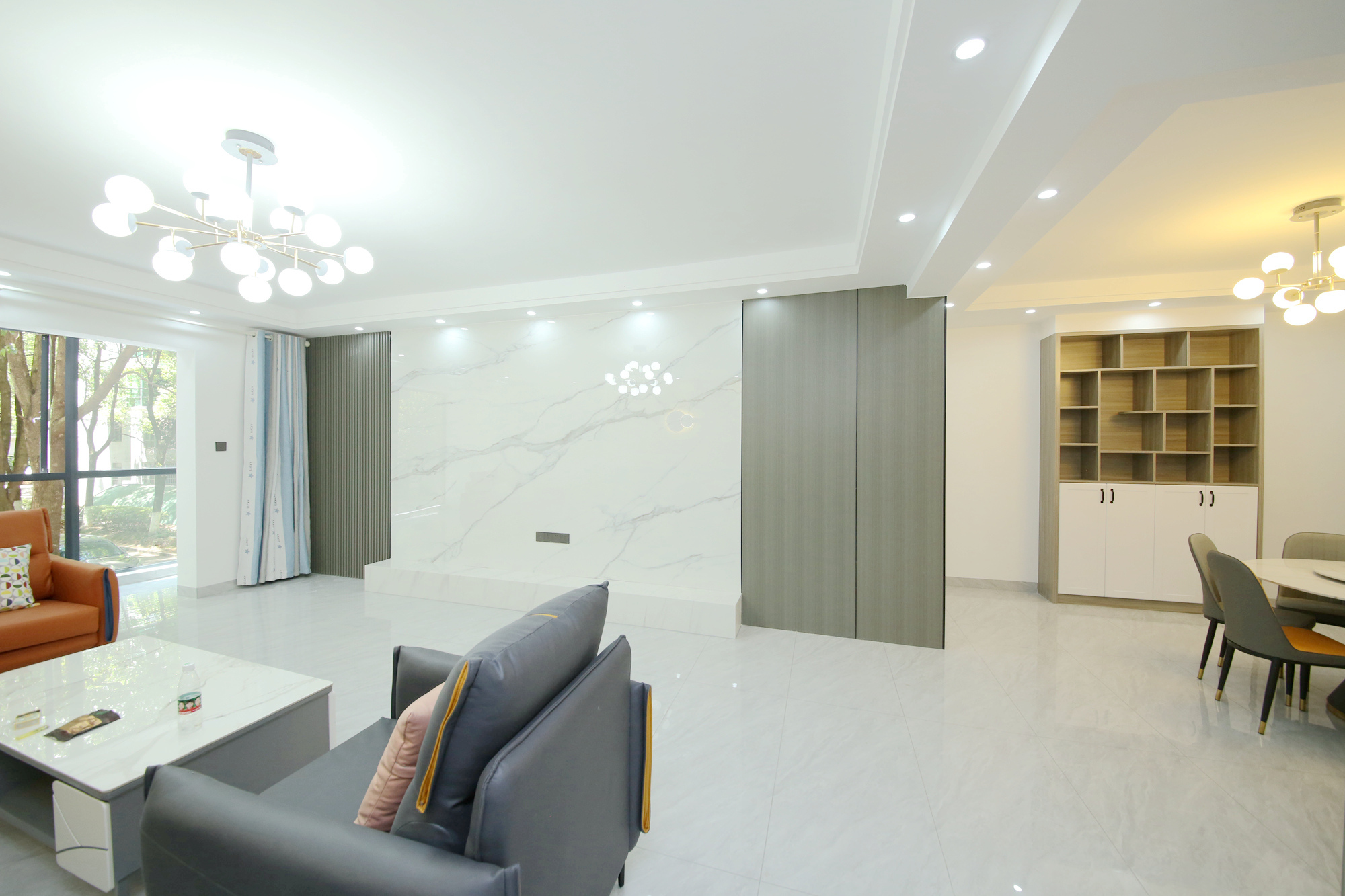 颐美园  4室2厅2卫    158.0万客厅