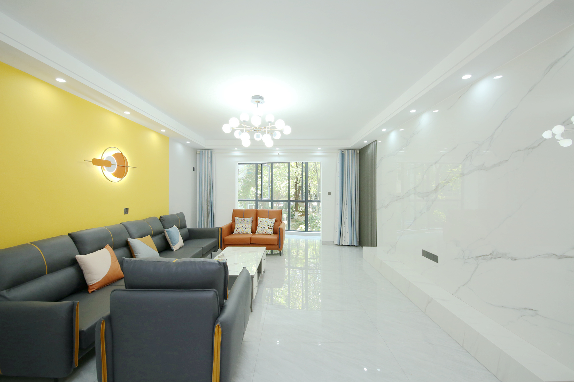 颐美园  4室2厅2卫    158.0万客厅