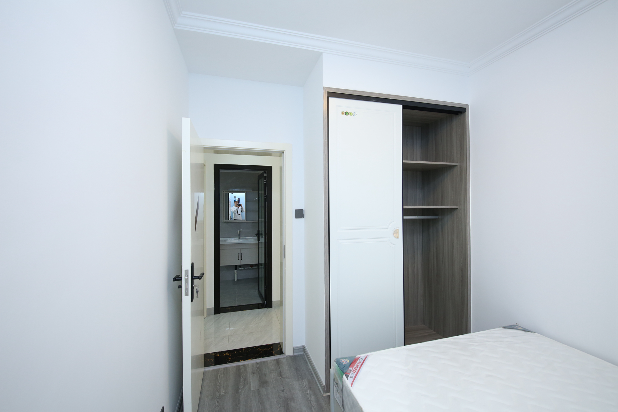 颐美园  4室2厅2卫    158.0万卧室