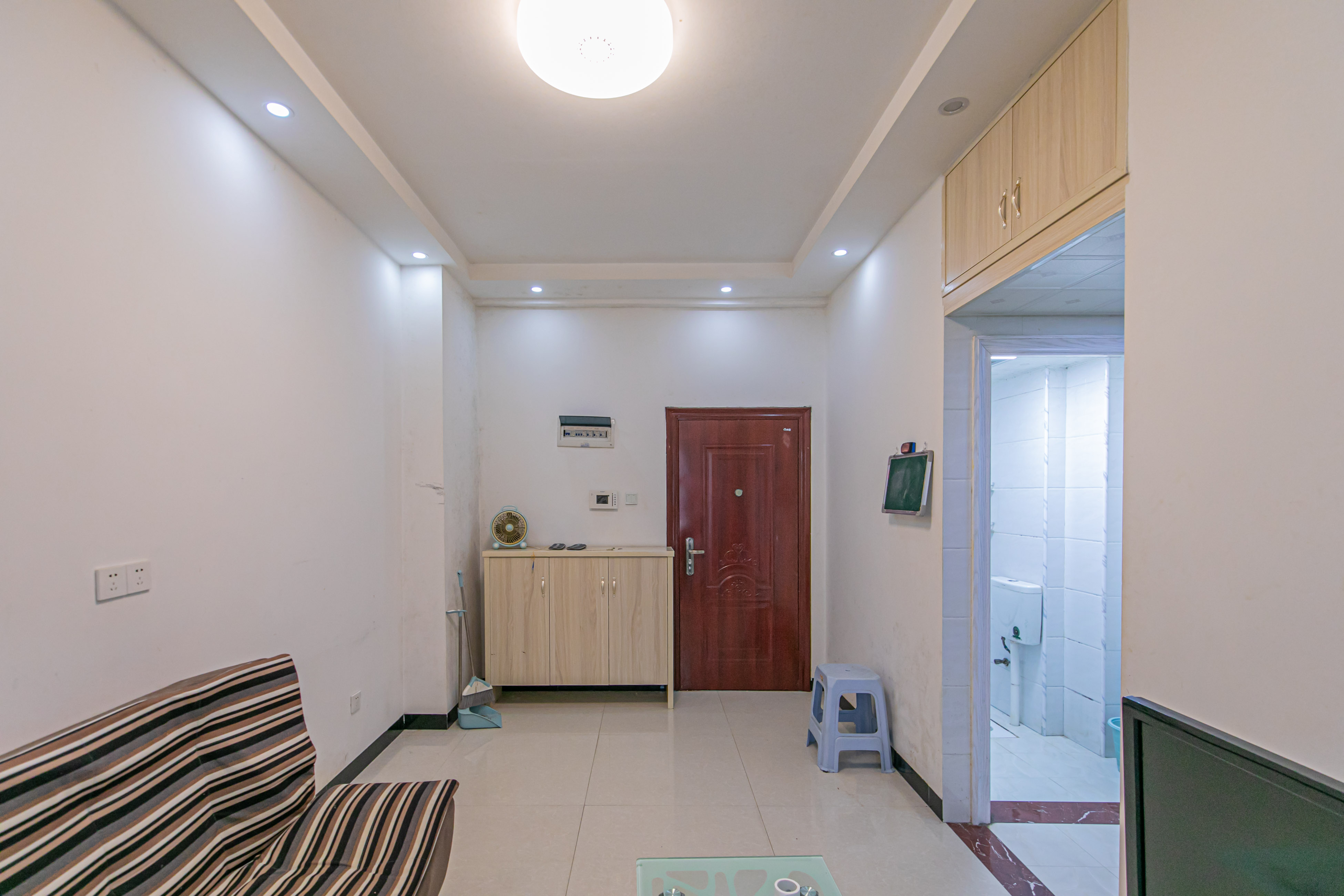 湖湾世景 1室1厅1卫 32.8万 湖湾世景 1室1厅1卫 32.8万客厅