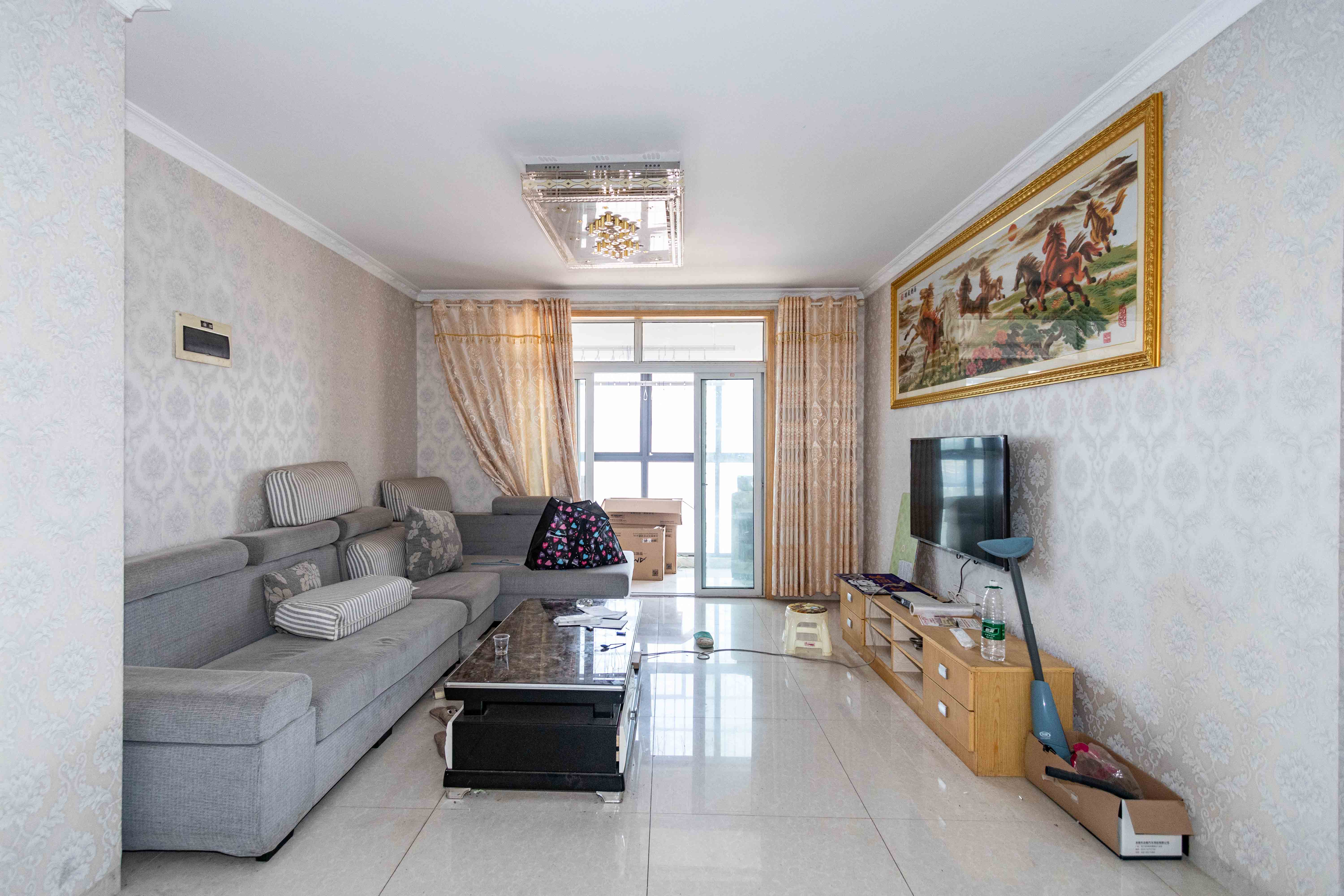 鑫天格林香山 4室2厅1卫 83.0万 鑫天格林香山 4室2厅1卫 83.0万客厅