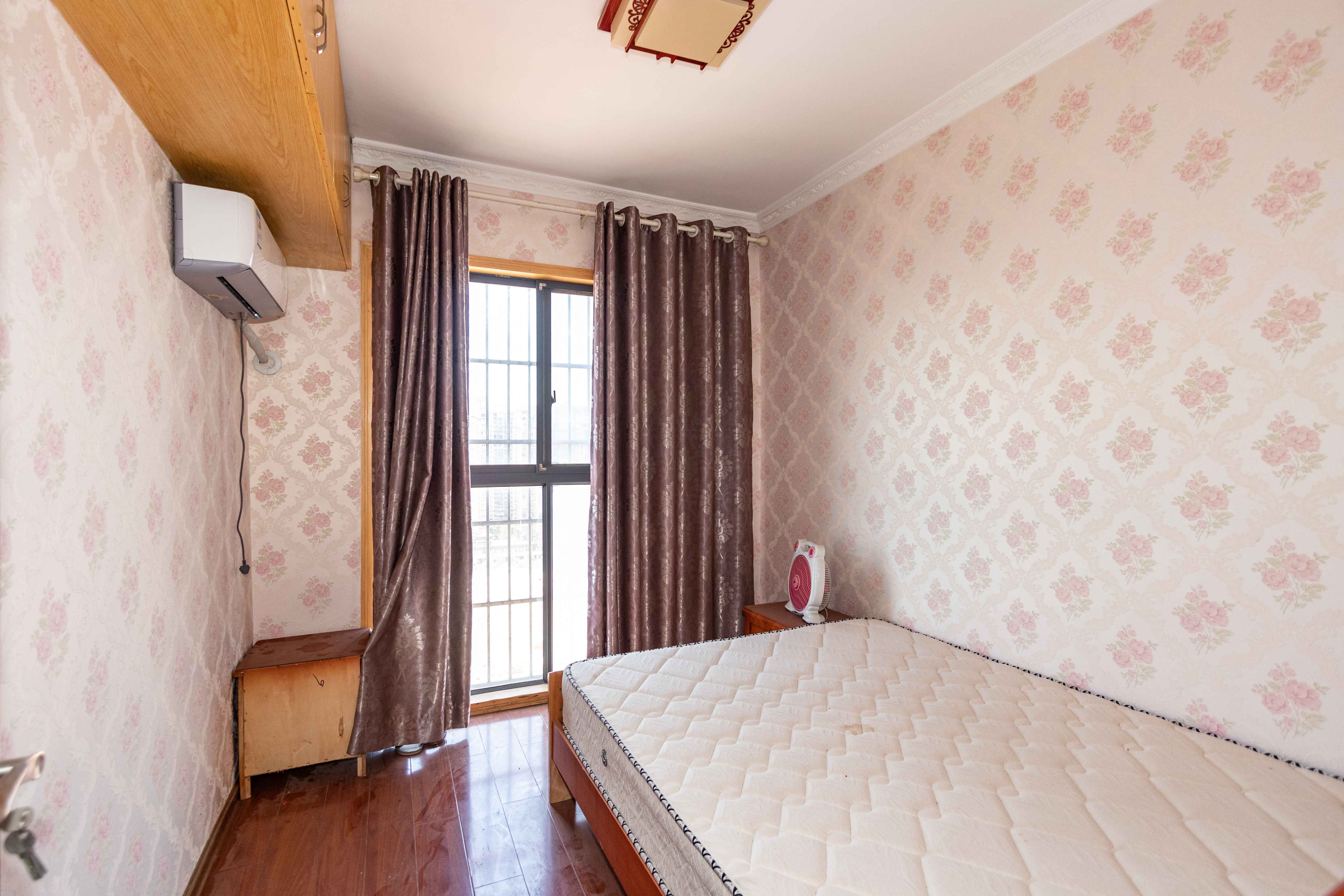 鑫天格林香山 4室2厅1卫 83.0万 鑫天格林香山 4室2厅1卫 83.0万卧室