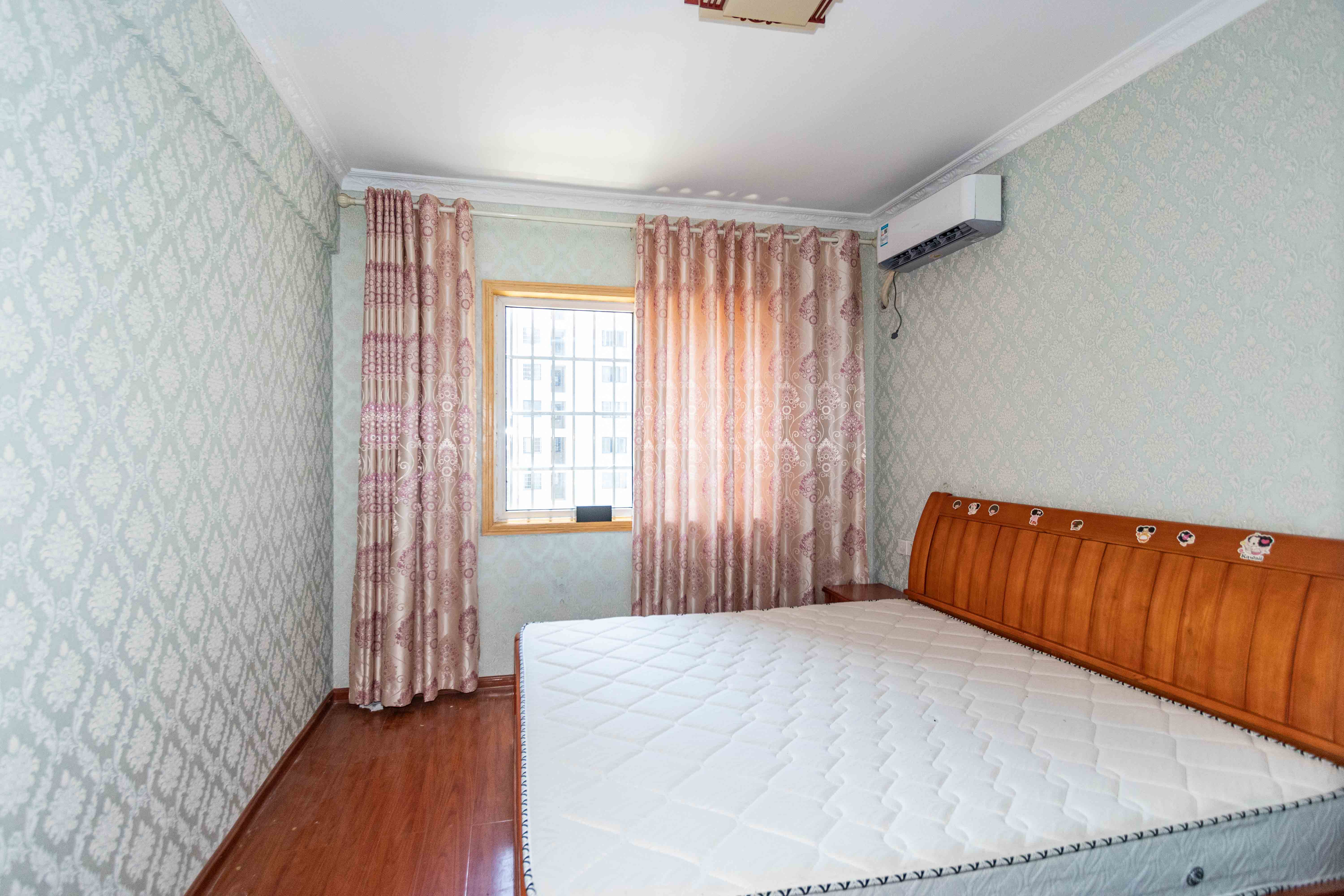 鑫天格林香山 4室2厅1卫 83.0万 鑫天格林香山 4室2厅1卫 83.0万卧室