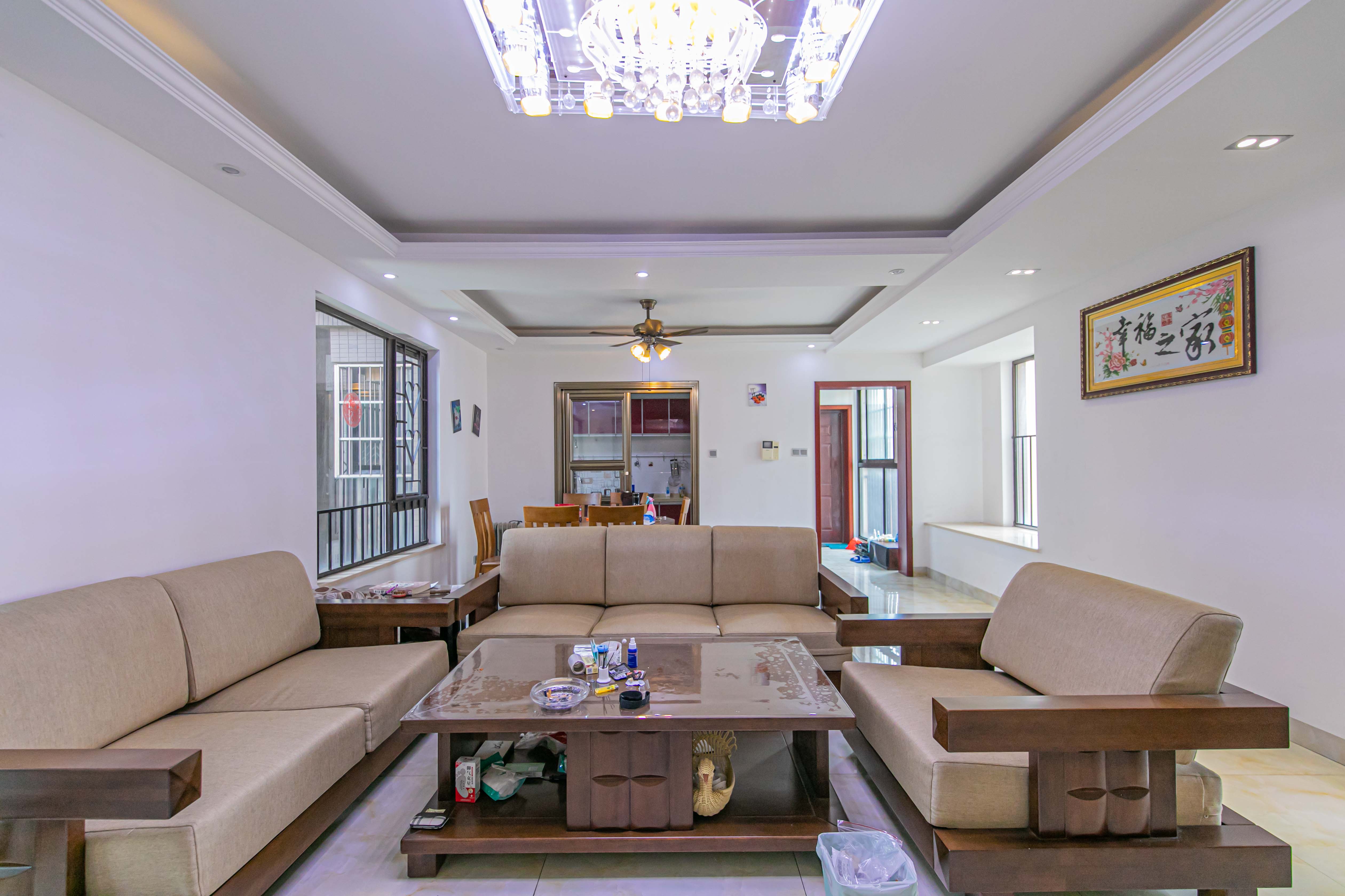 华润凤凰城三期  4室2厅1卫    155.0万 华润凤凰城三期  4室2厅1卫    155.0万客厅