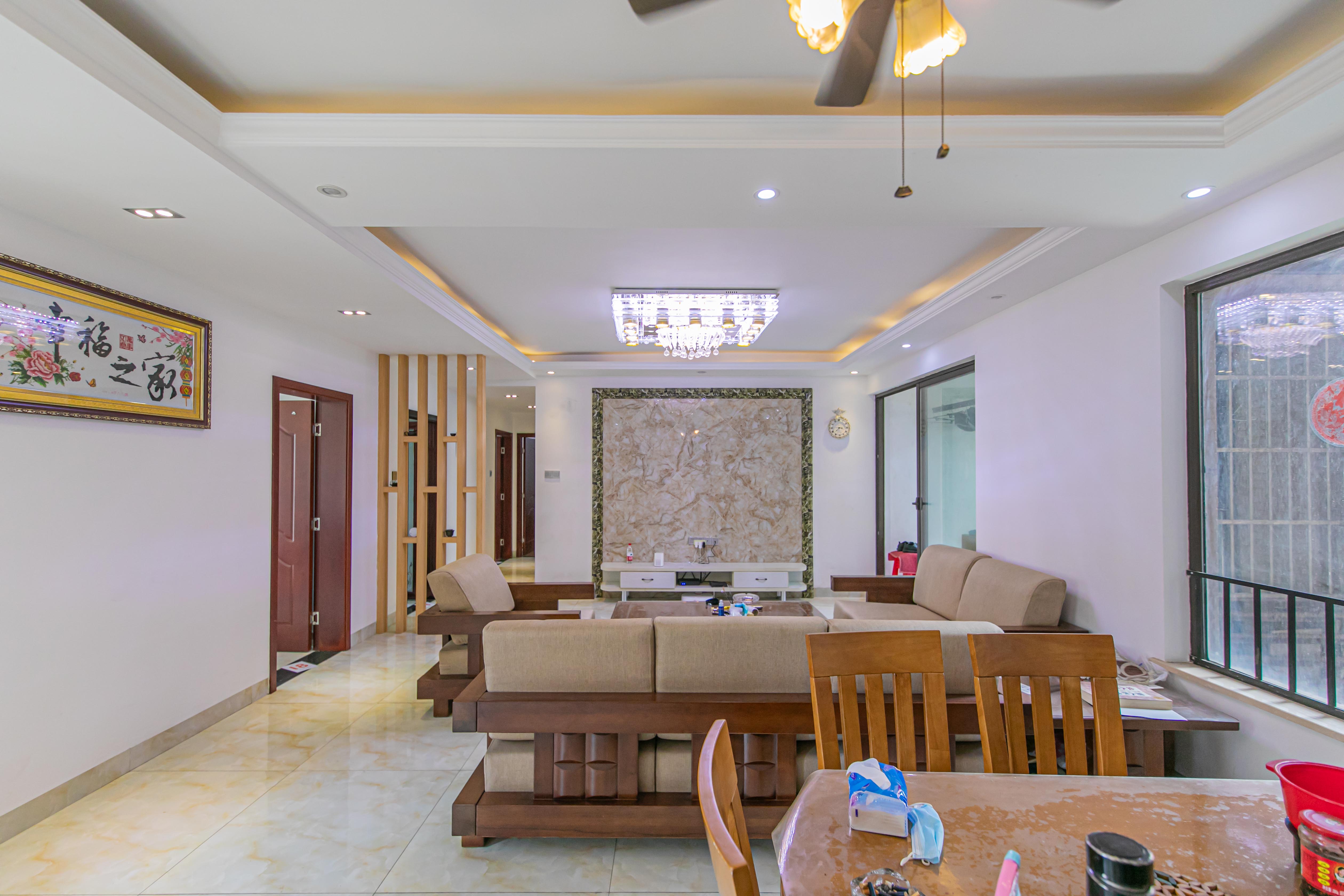 华润凤凰城三期  4室2厅1卫    155.0万 华润凤凰城三期  4室2厅1卫    155.0万客厅