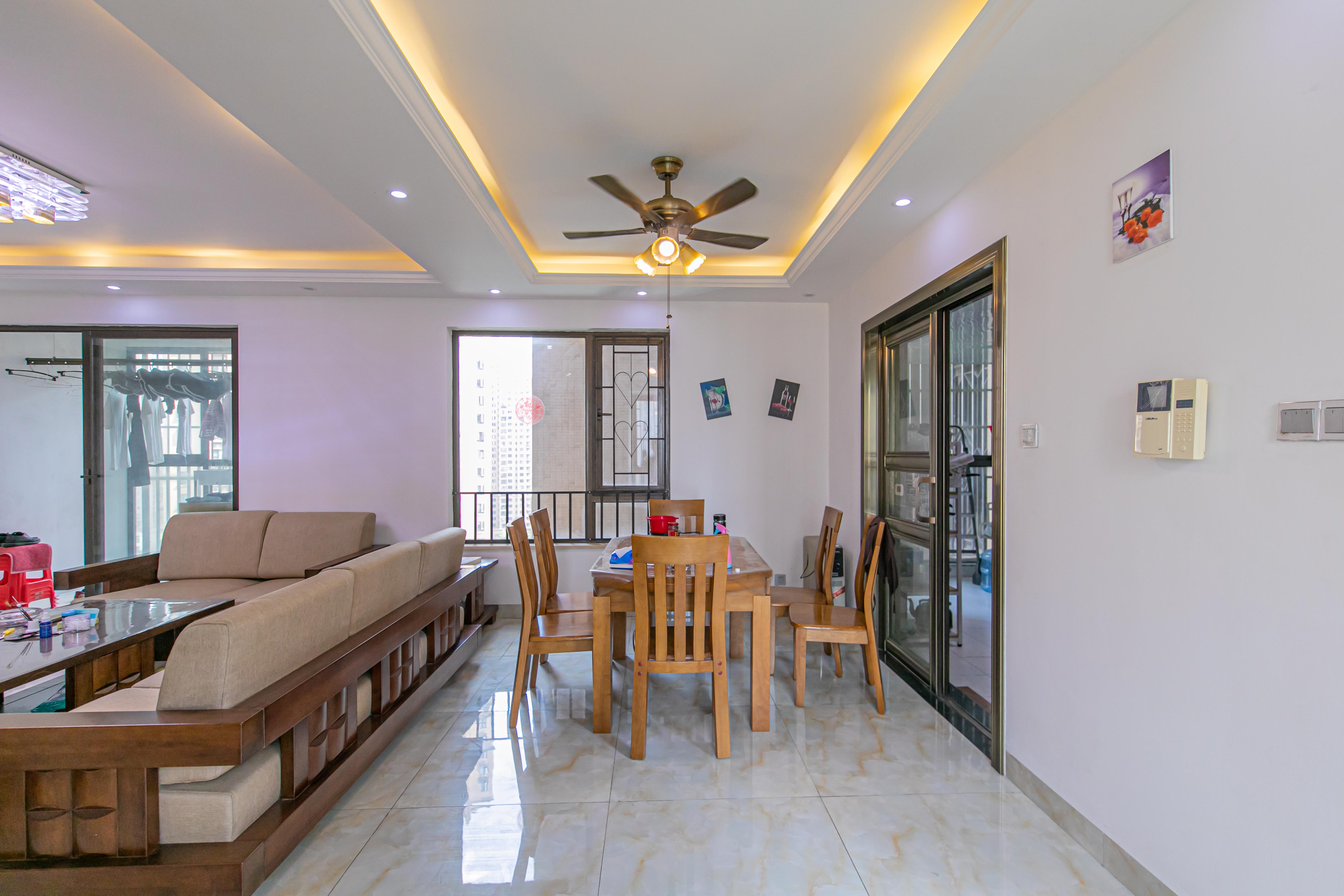 华润凤凰城三期  4室2厅1卫    155.0万 华润凤凰城三期  4室2厅1卫    155.0万客厅