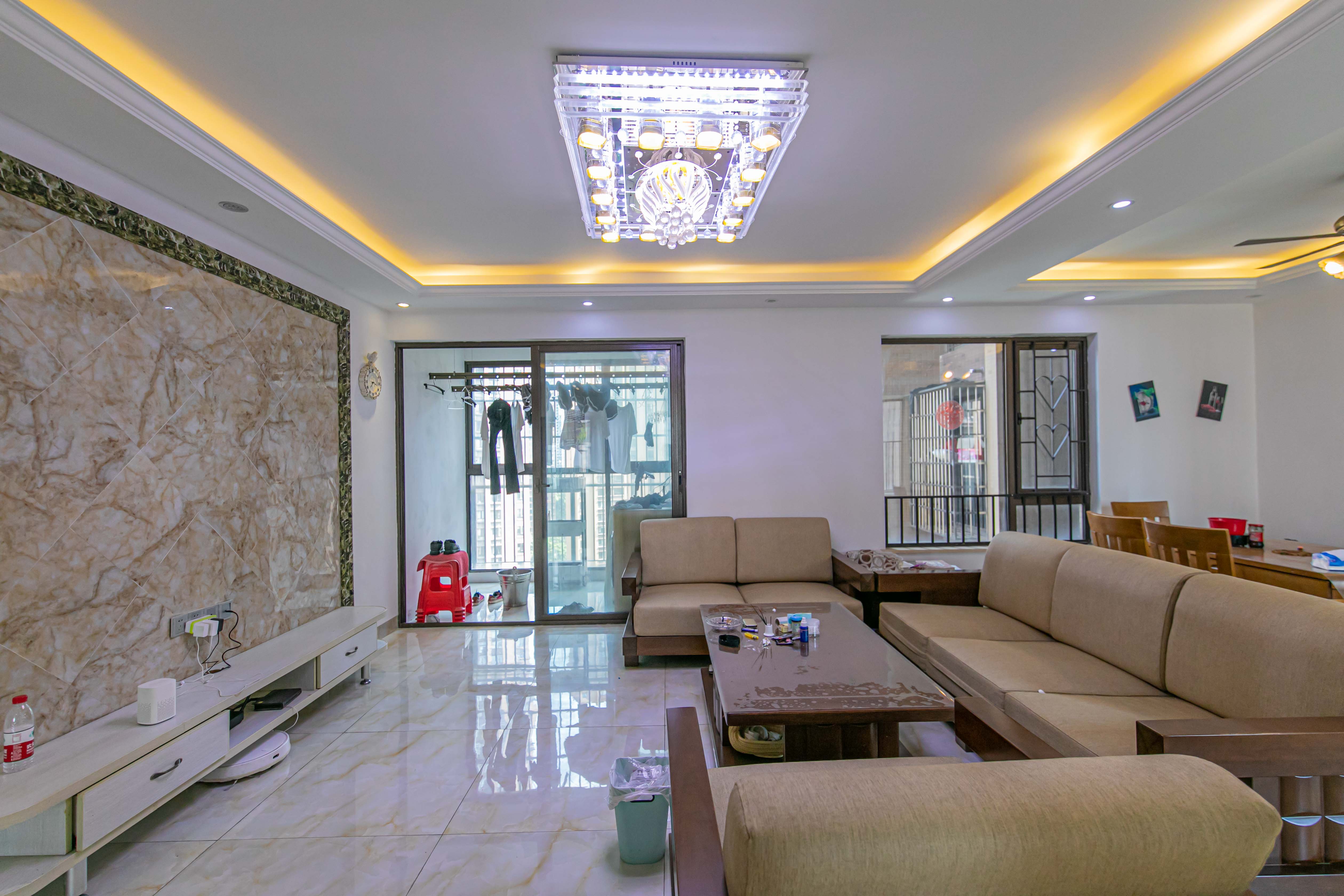 华润凤凰城三期  4室2厅1卫    155.0万 华润凤凰城三期  4室2厅1卫    155.0万客厅