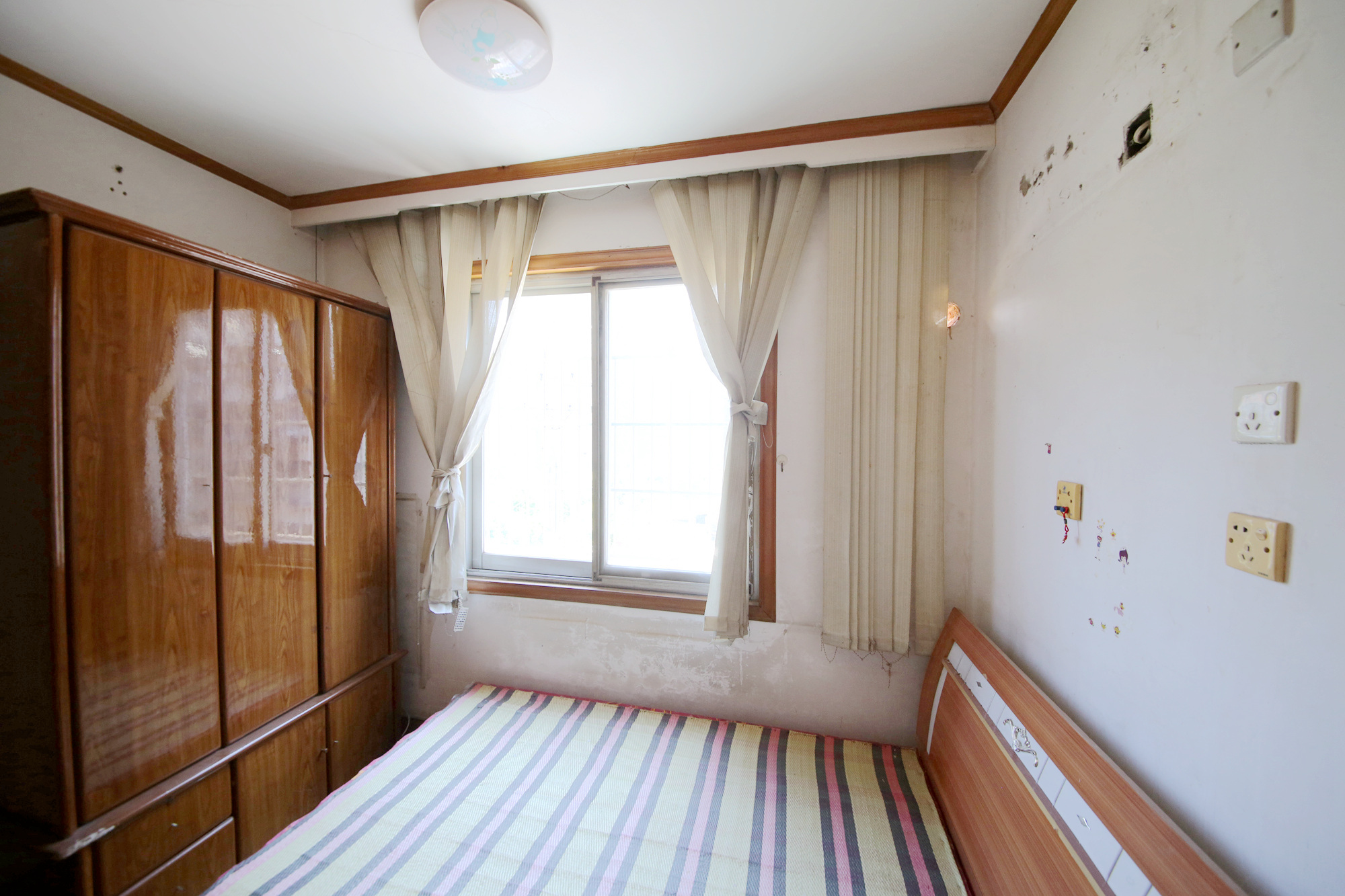 安泰新村  3室2厅2卫   82.90万卧室