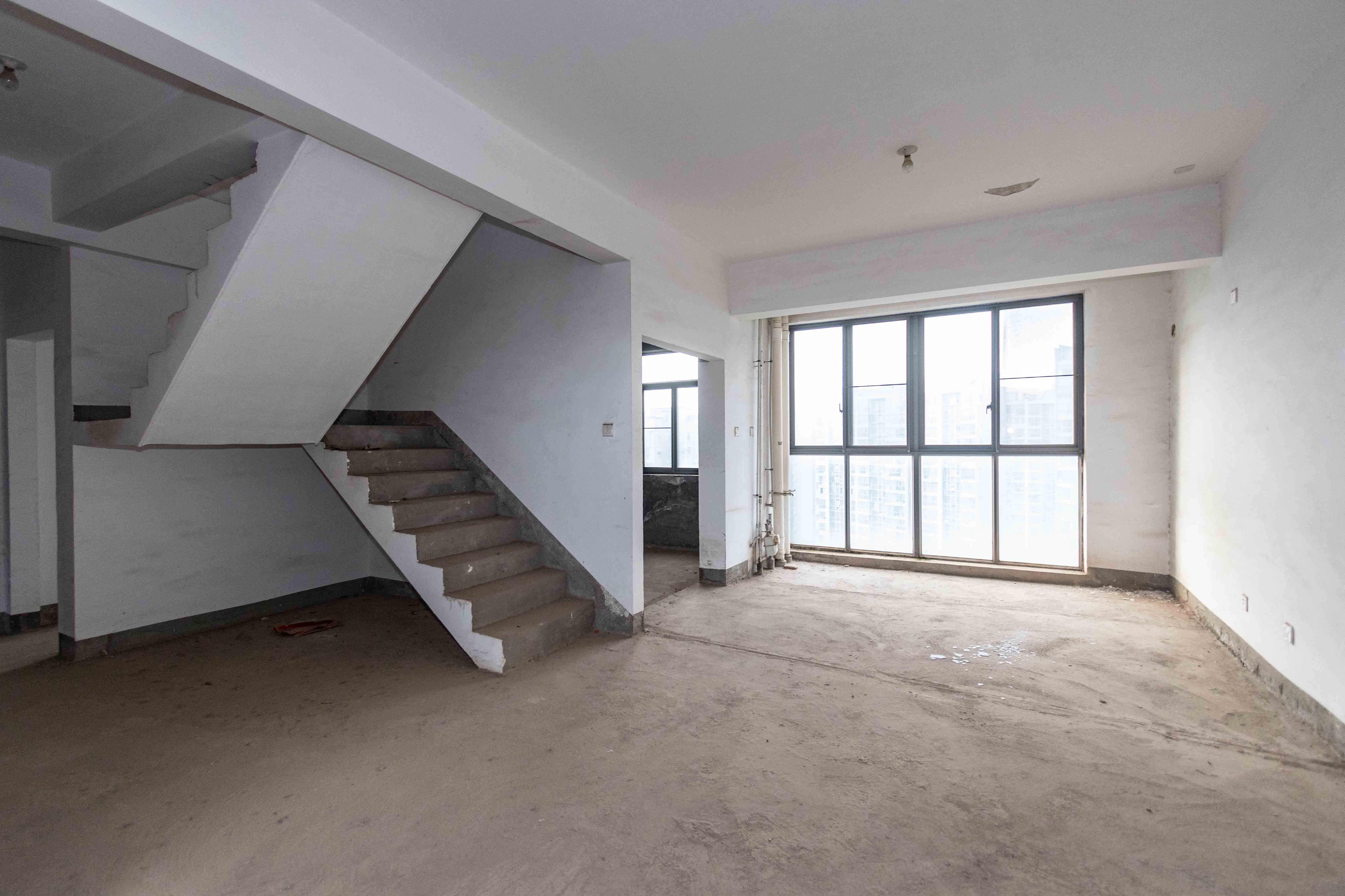 颐和佳园 6室2厅2卫 268.0万 颐和佳园 6室2厅2卫 268.0万客厅