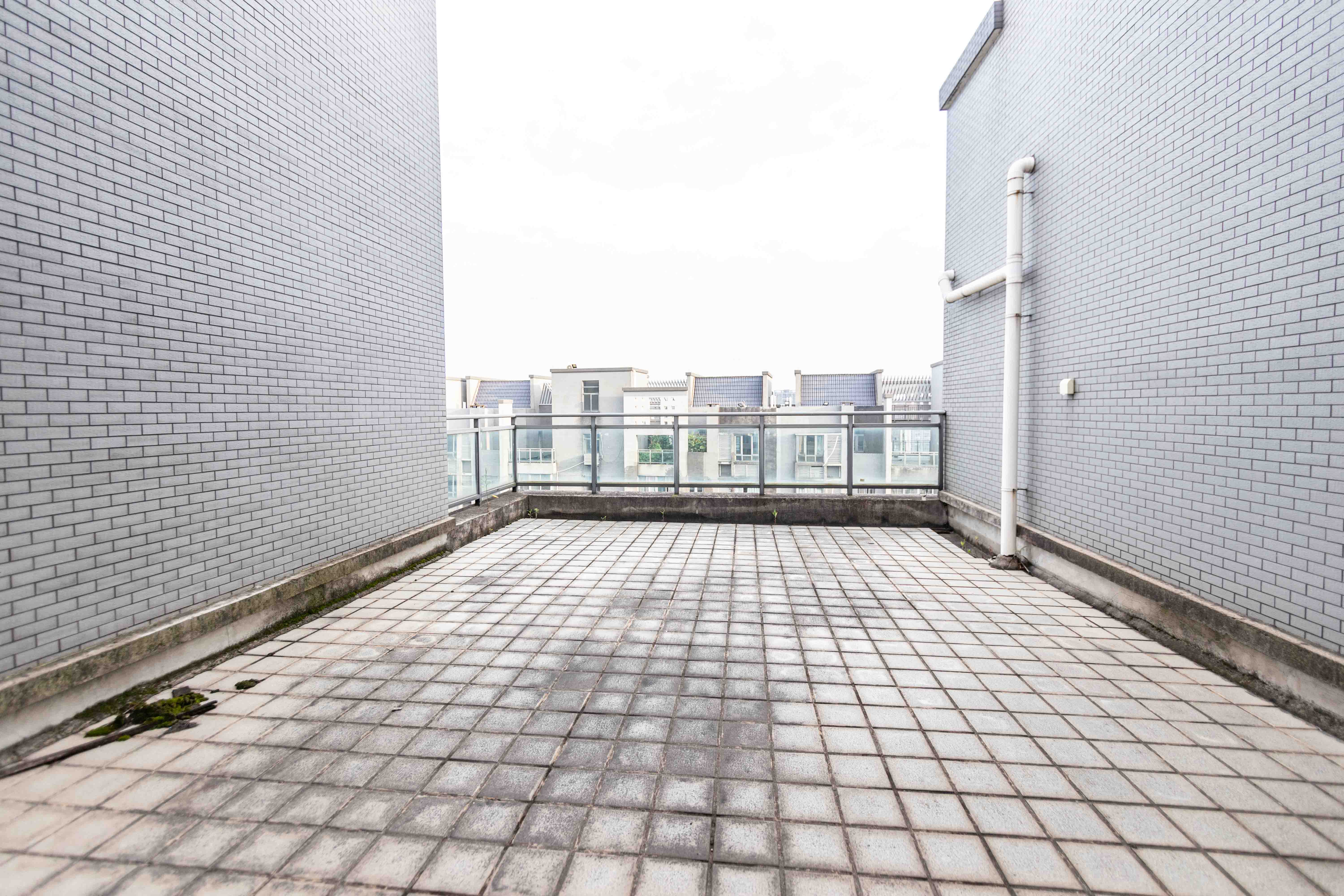 颐和佳园 6室2厅2卫 268.0万 颐和佳园 6室2厅2卫 268.0万客厅