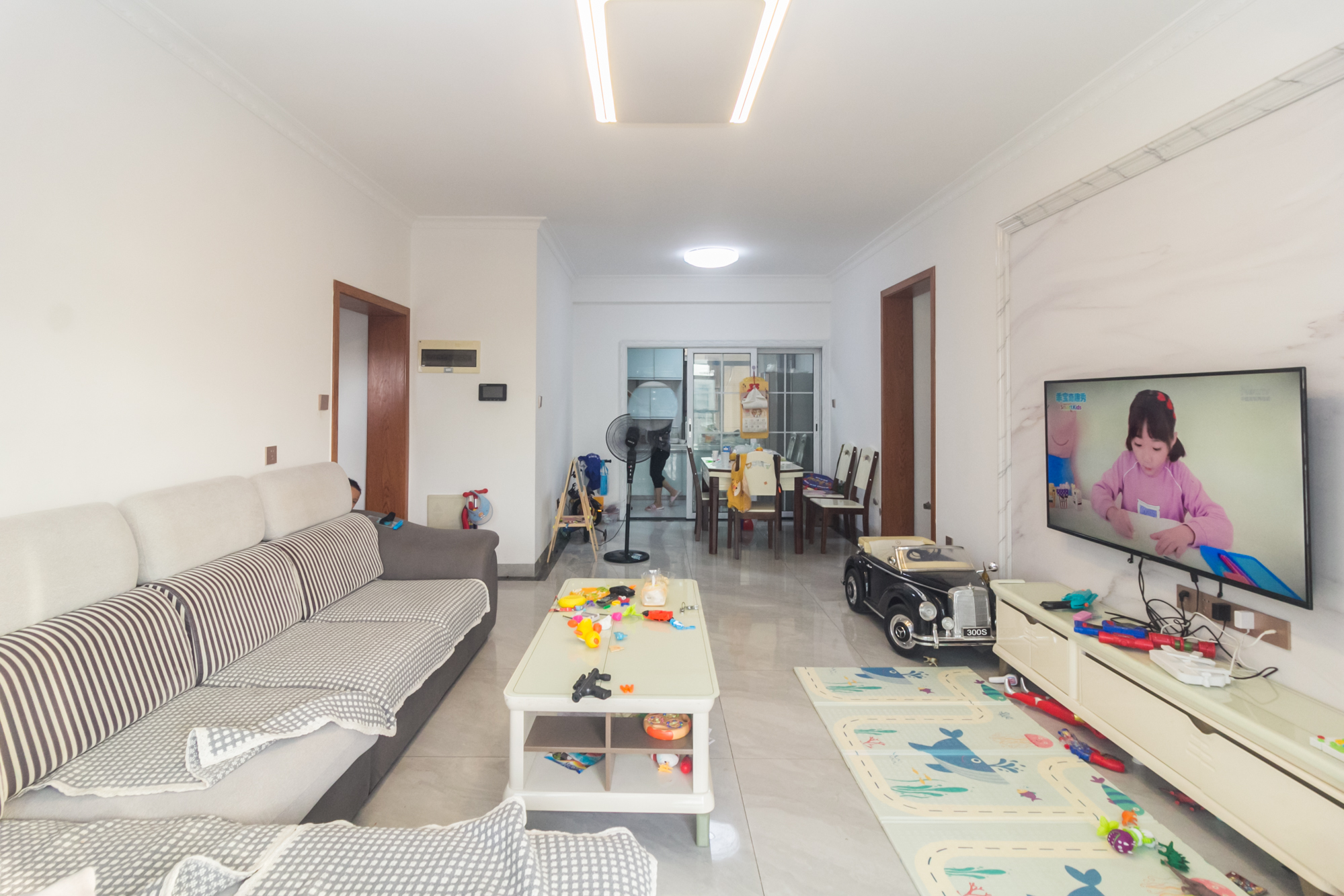 辉煌国际城二期  4室2厅2卫    135.0万客厅