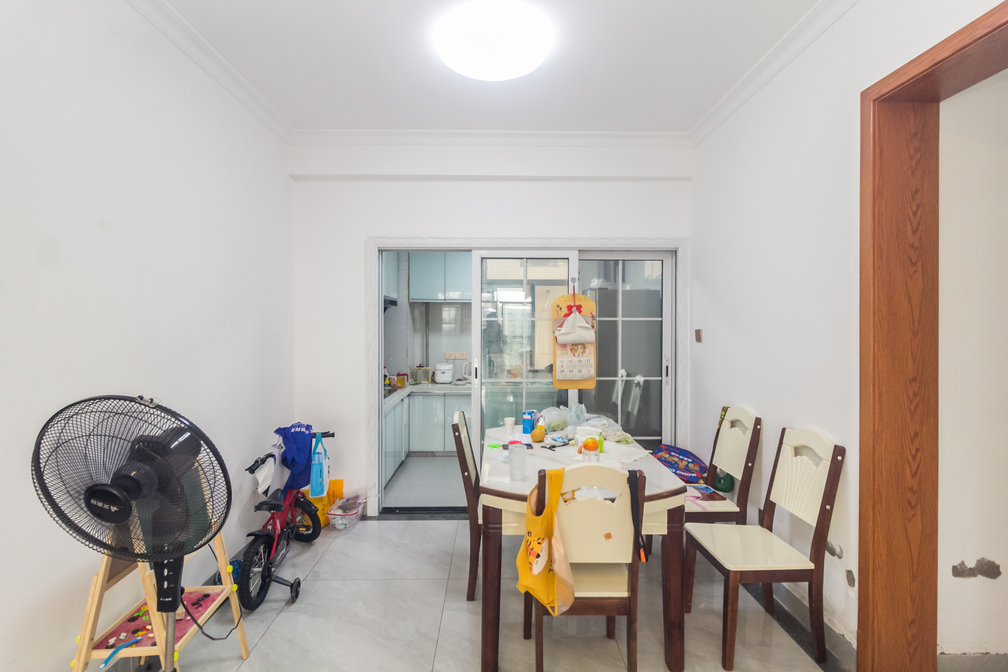 辉煌国际城二期  4室2厅2卫    135.0万客厅