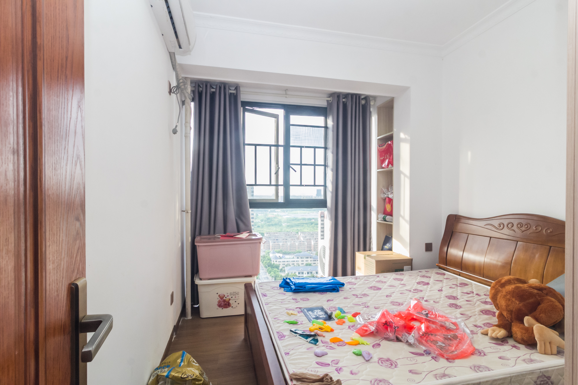 辉煌国际城二期  4室2厅2卫    135.0万卧室