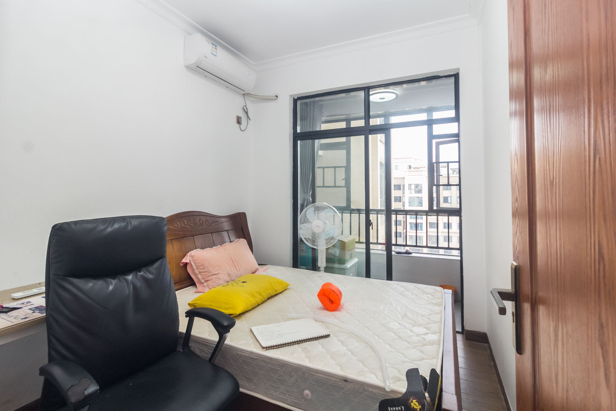 辉煌国际城二期  4室2厅2卫    135.0万卧室