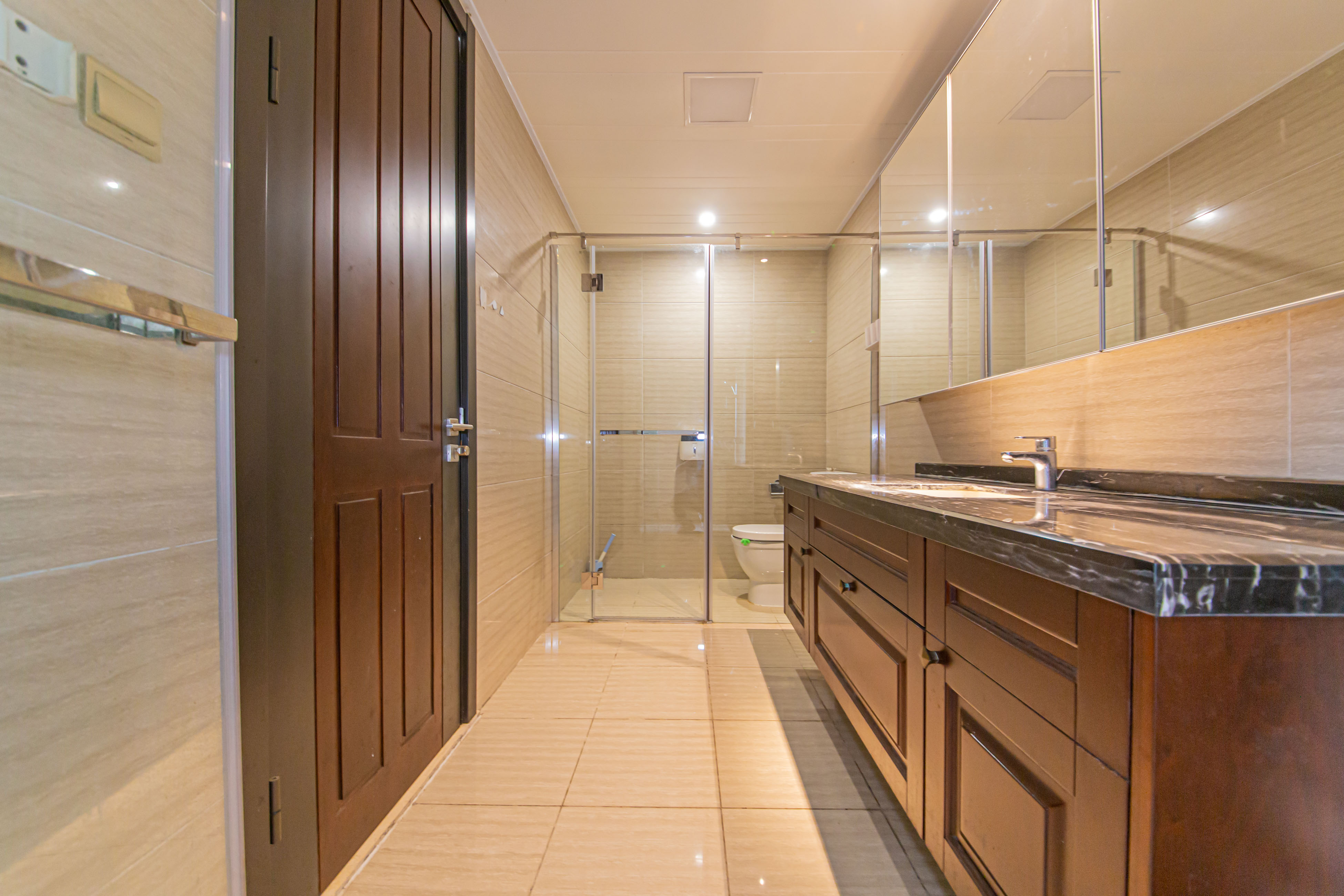 万科紫台  3室2厅2卫    272.0万卫生间