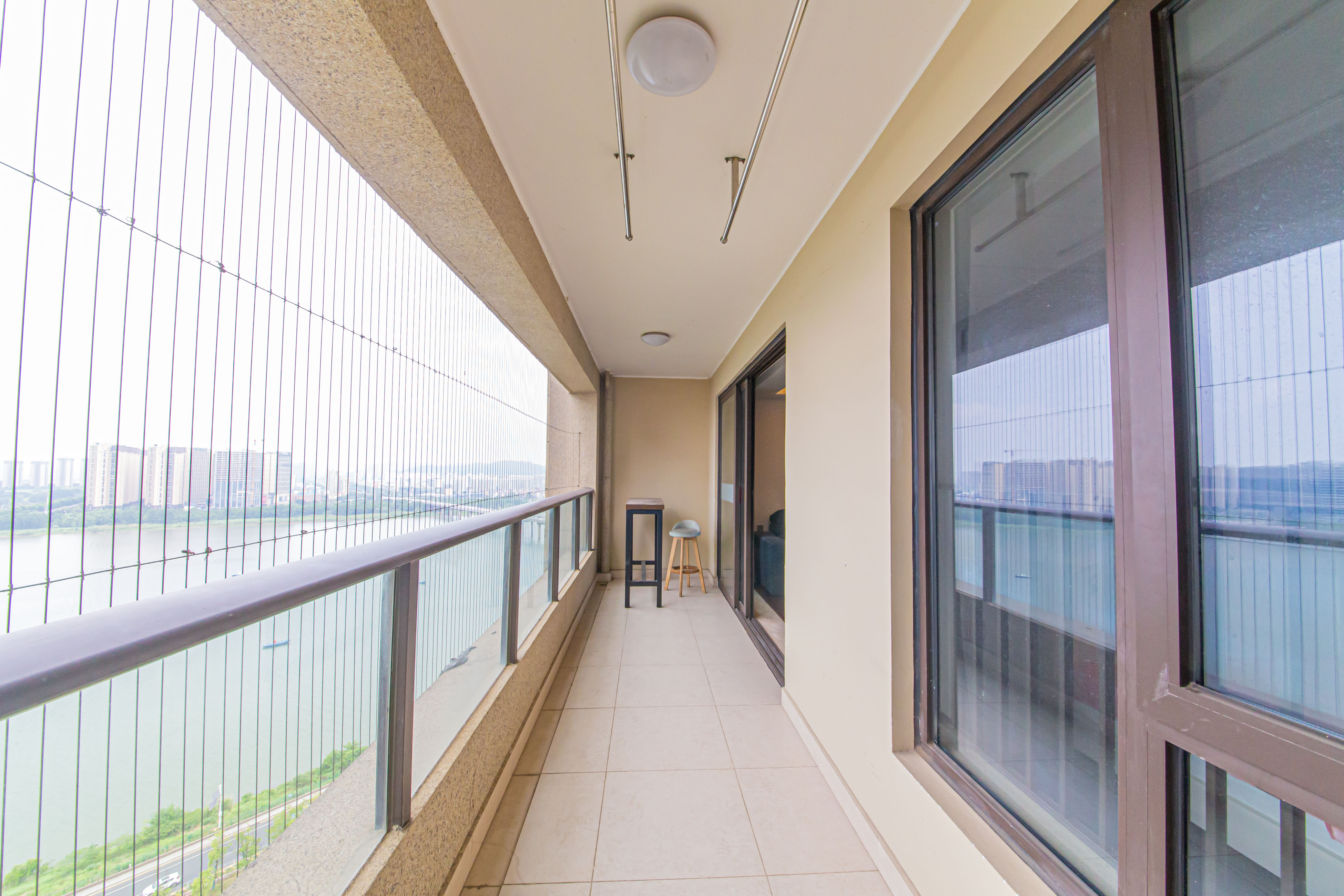 万科紫台  3室2厅2卫    272.0万阳台