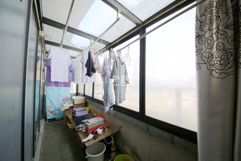 西街花园  5室2厅2卫    238.0万阳台