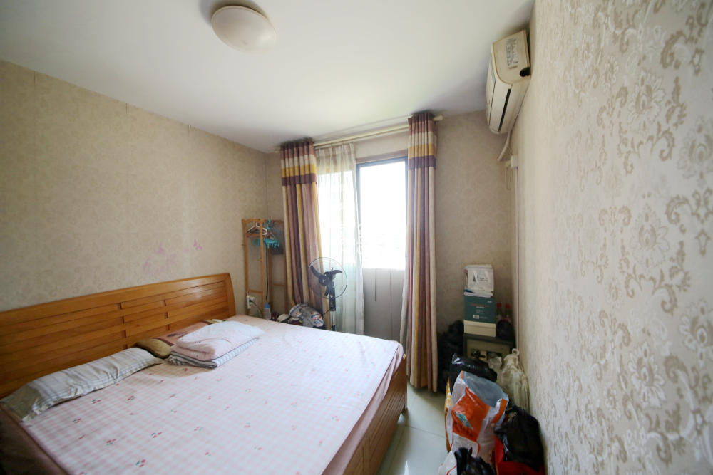西街花园  5室2厅2卫    238.0万卧室