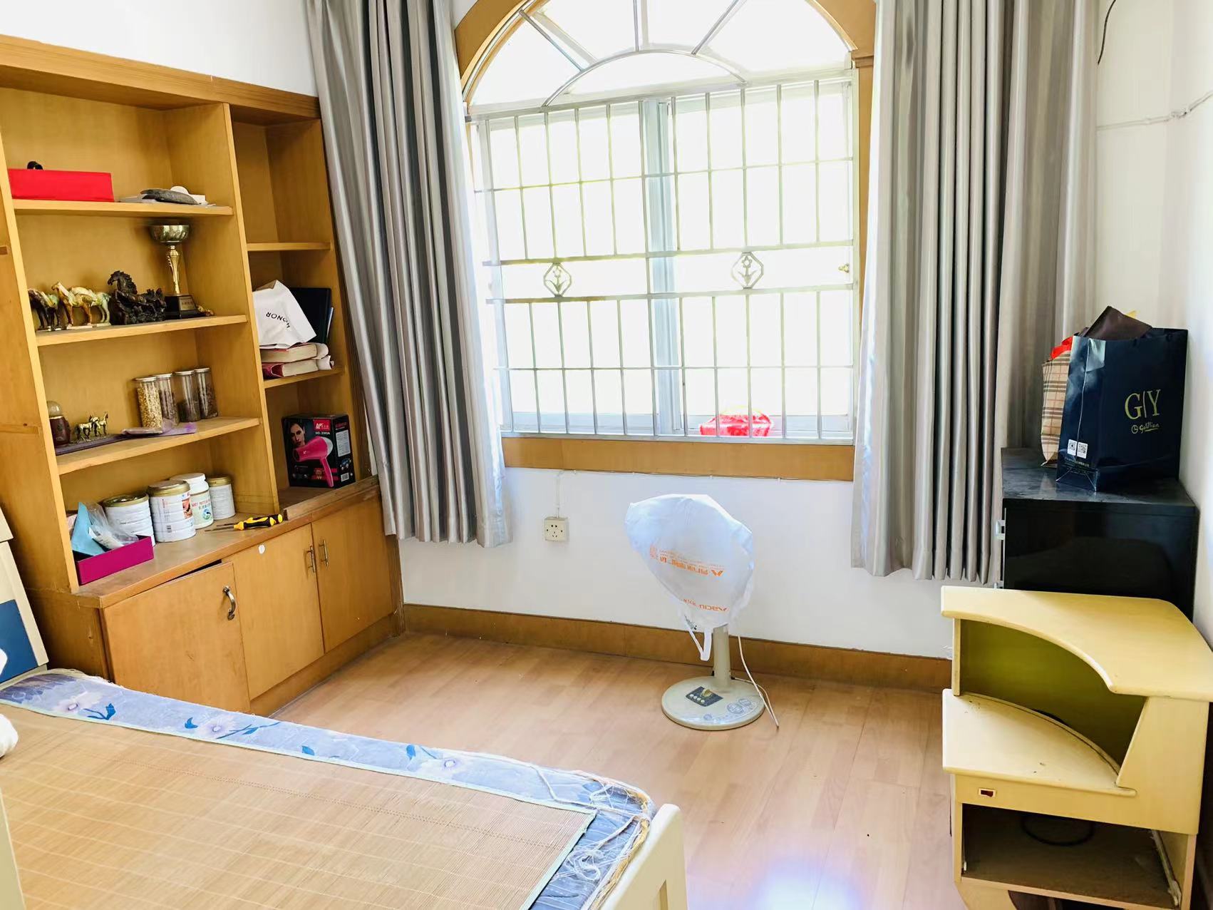 芷兰居  4室2厅2卫   2200.00元/月室内图