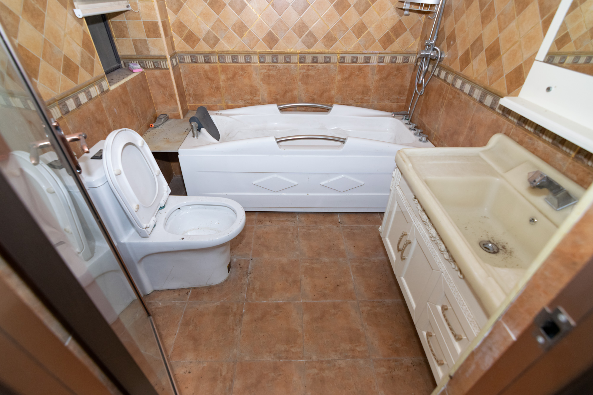 澳海月亮湾 4室2厅2卫 138.0万 澳海月亮湾 4室2厅2卫 138.0万卫生间