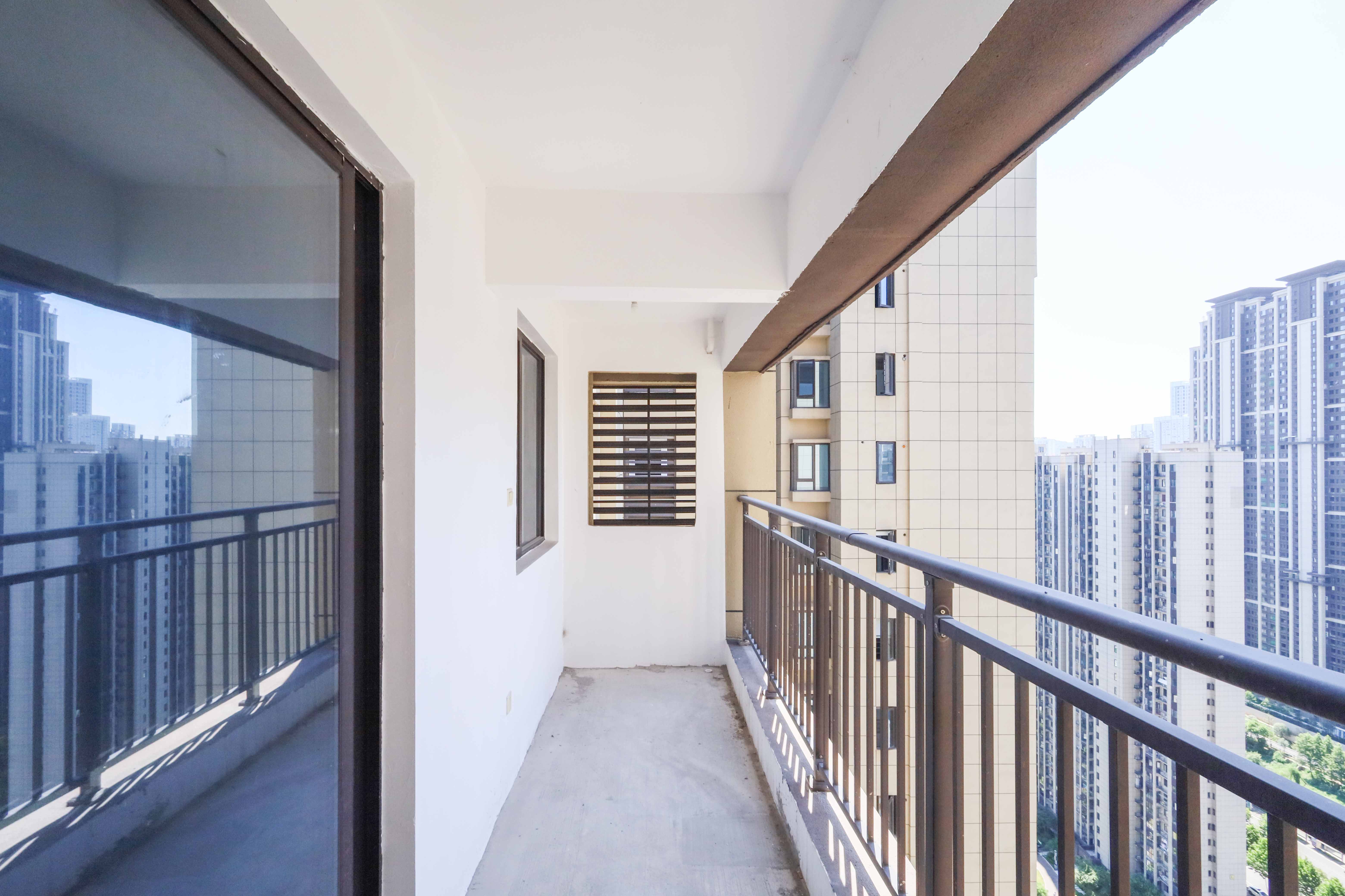 中国铁建梅溪青秀三期  4室2厅2卫   250.00万阳台