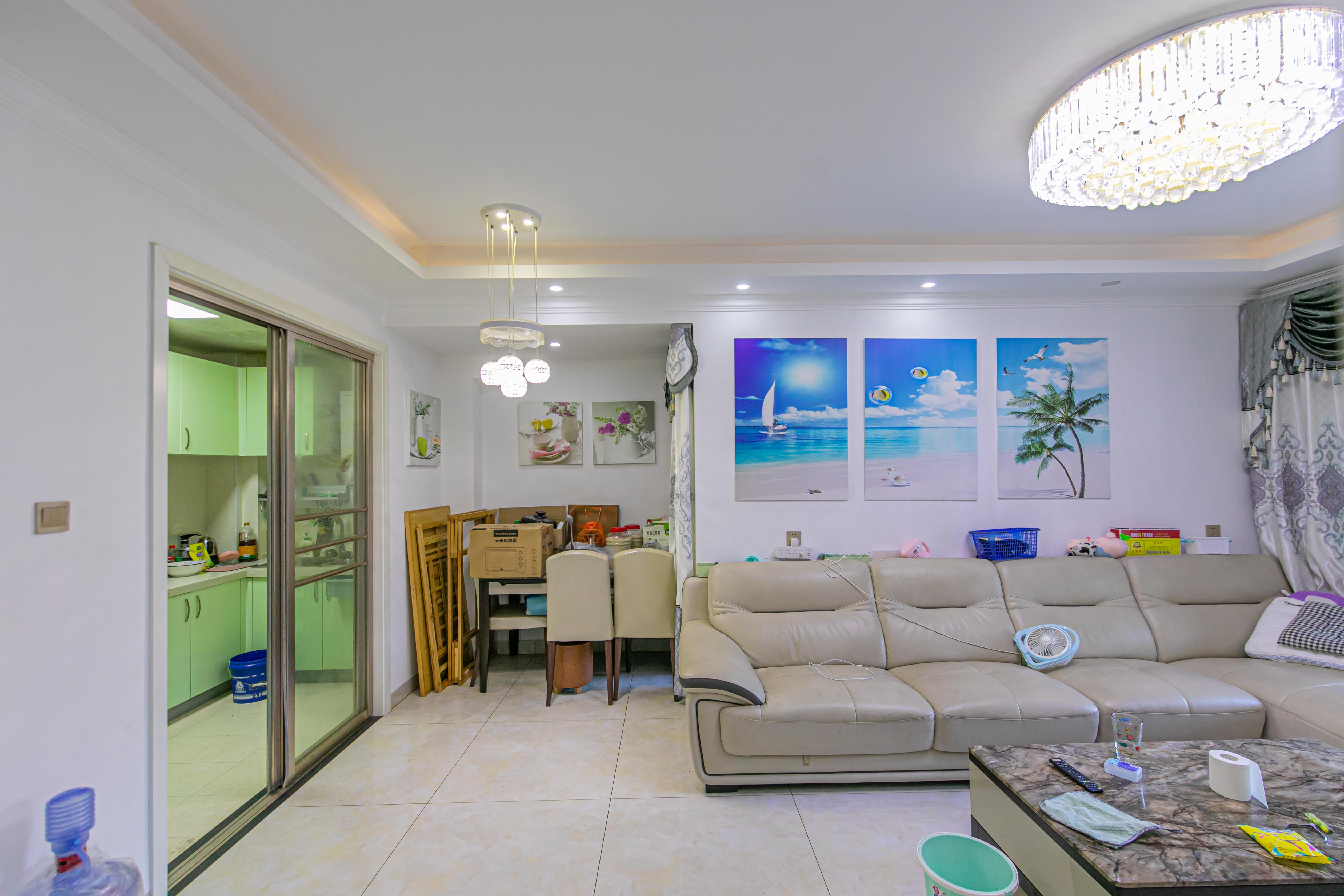 海伦春天  2室2厅1卫    66.0万客厅